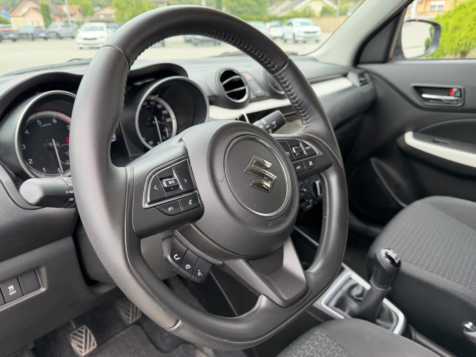 SUZUKI Swift 1.2 Compact + 4x4 Hybrid-image-9