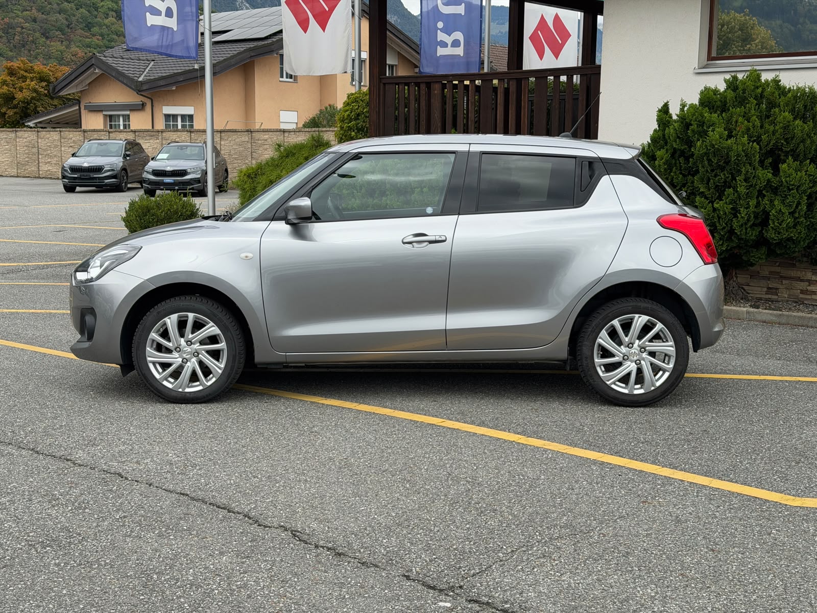 SUZUKI Swift 1.2 Compact + 4x4 Hybrid-image-1