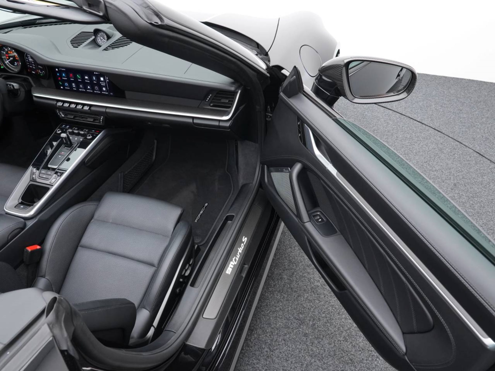 PORSCHE 911 Turbo S Cabriolet-image-23