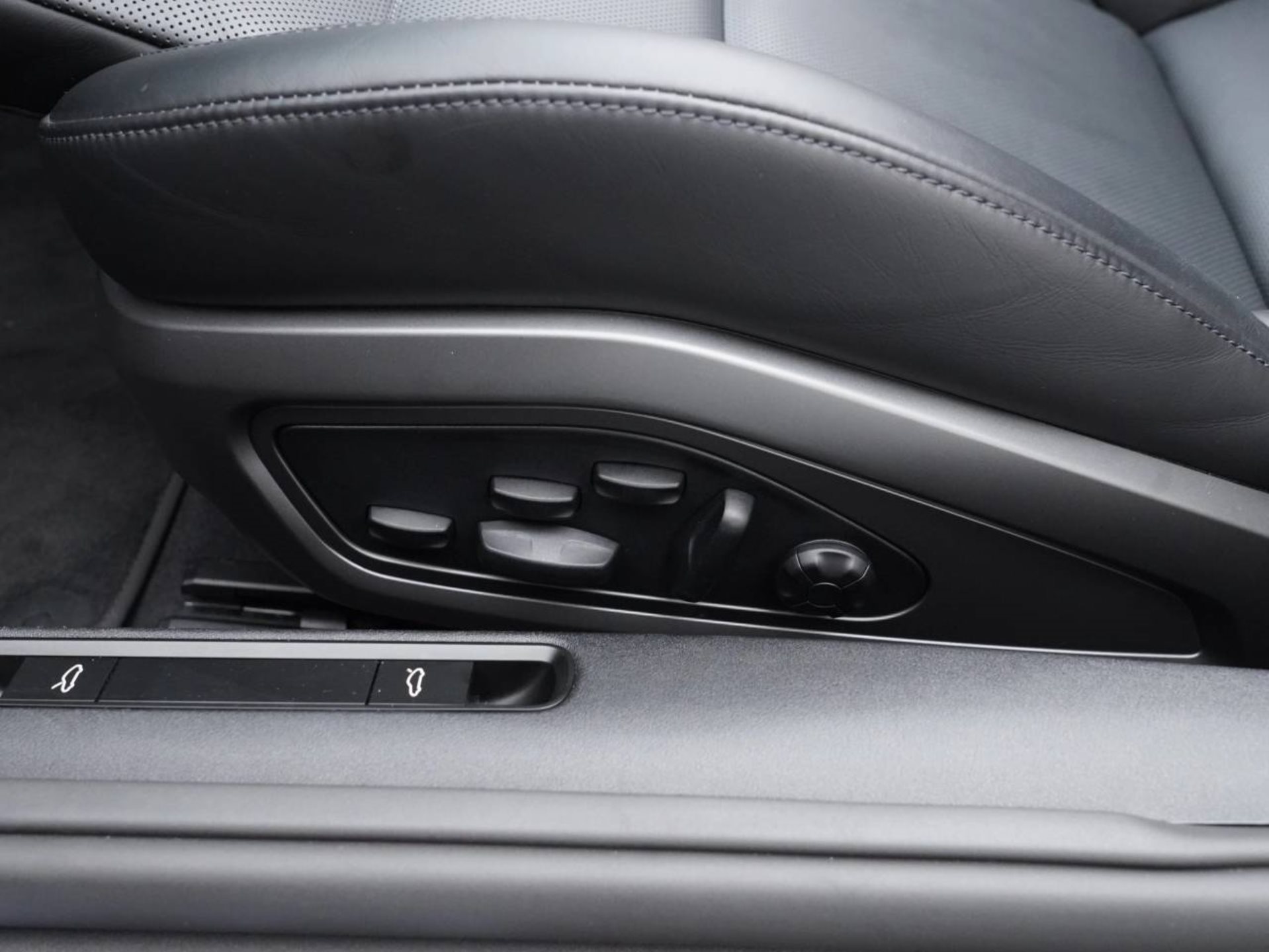 PORSCHE 911 Turbo S Cabriolet-image-22