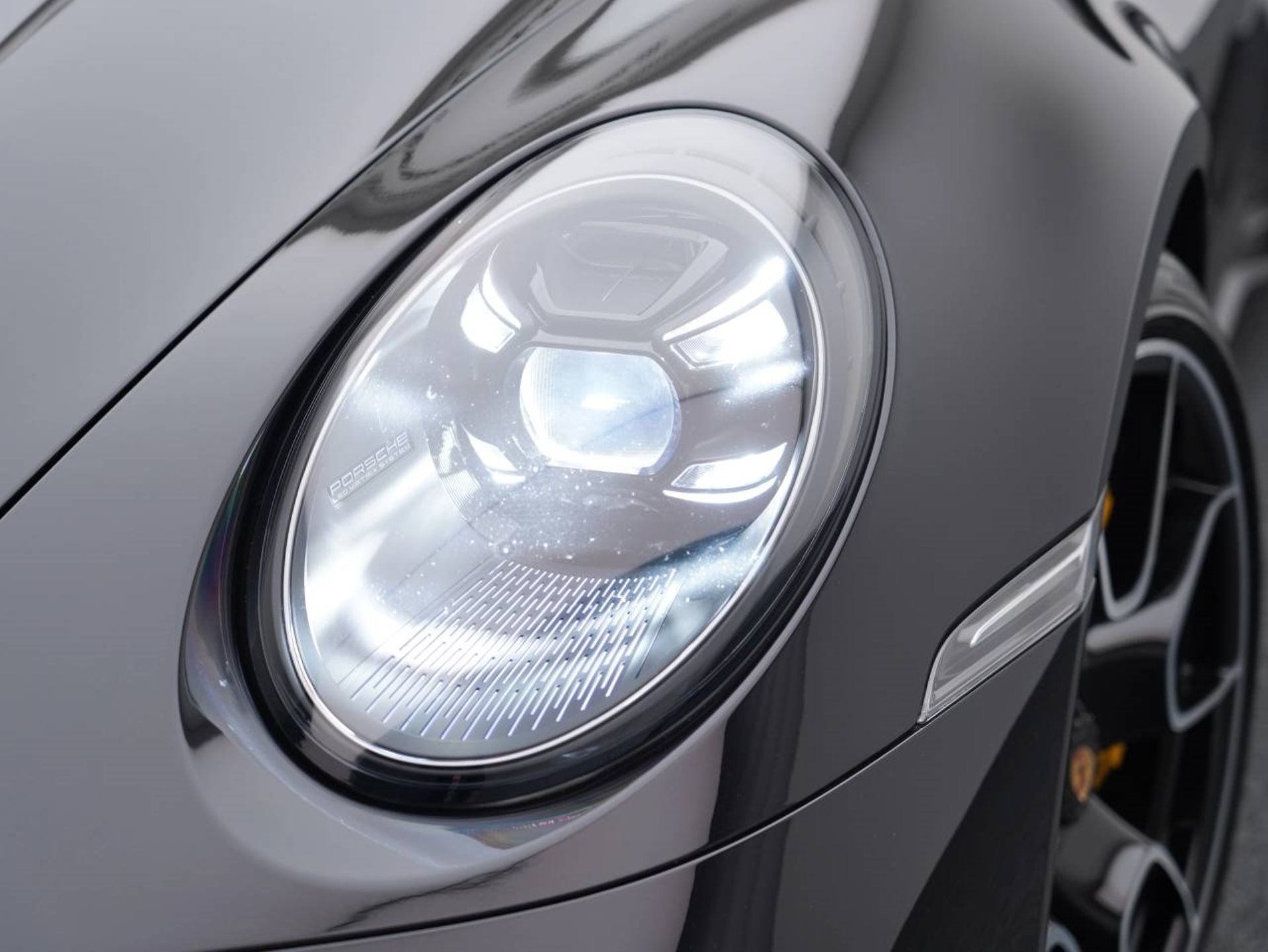 PORSCHE 911 Turbo S Cabriolet-image-12