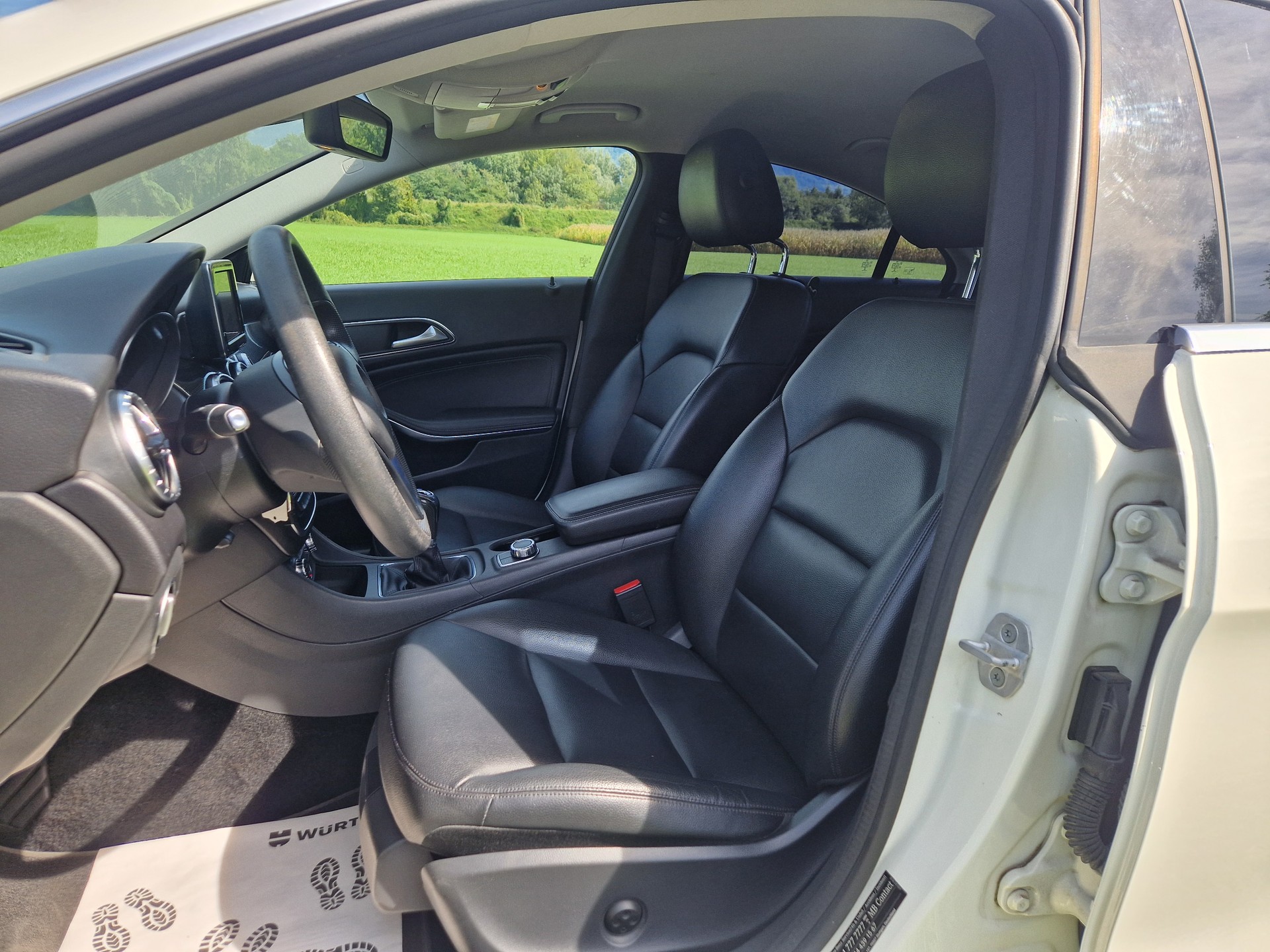MERCEDES-BENZ CLA 200-image-8