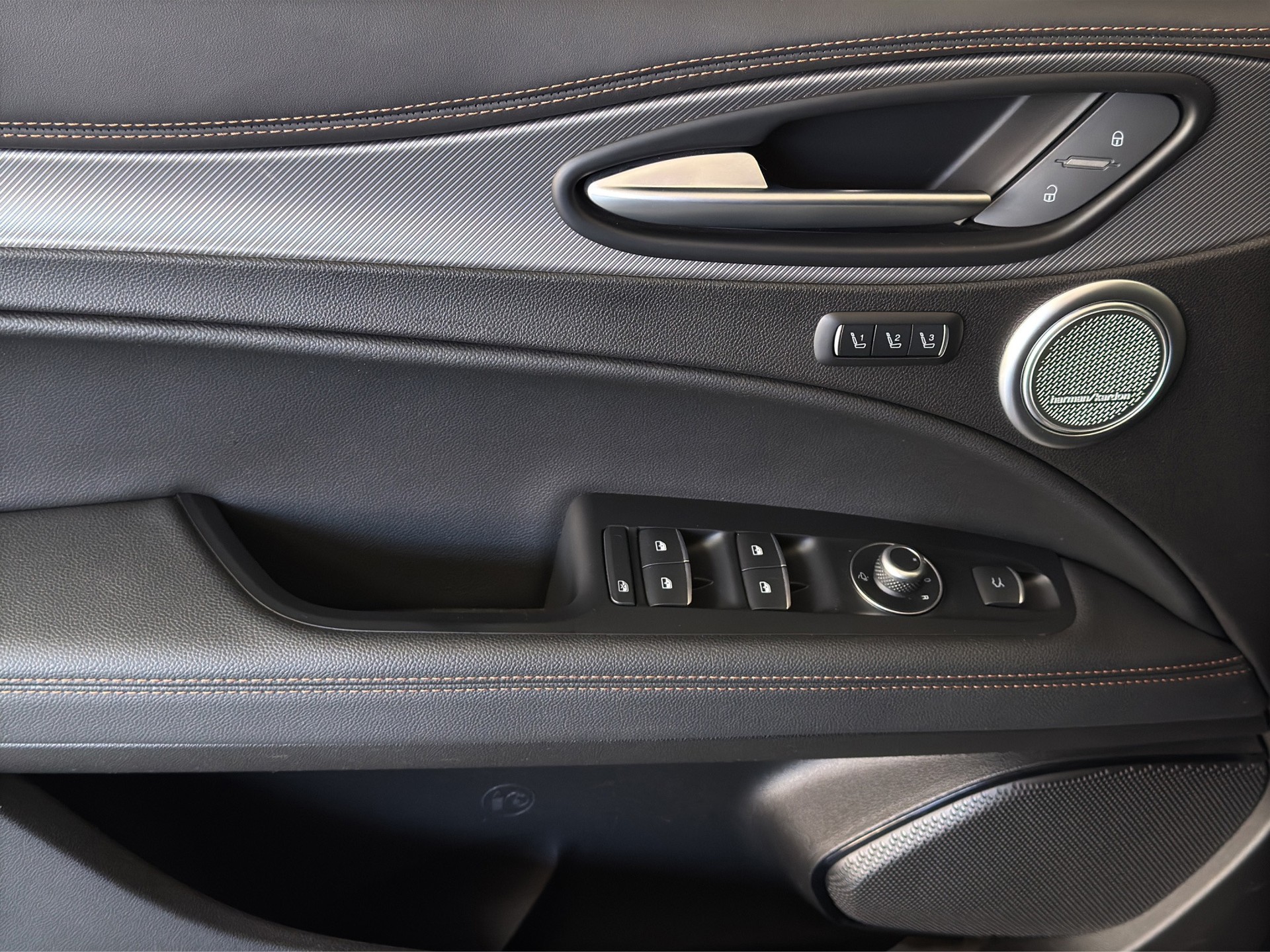 ALFA ROMEO Stelvio 2.0 Intensa Pack Sky Q4 AT8 "Sonder-Edition mit Panorama-Glasschiebedach"-image-10