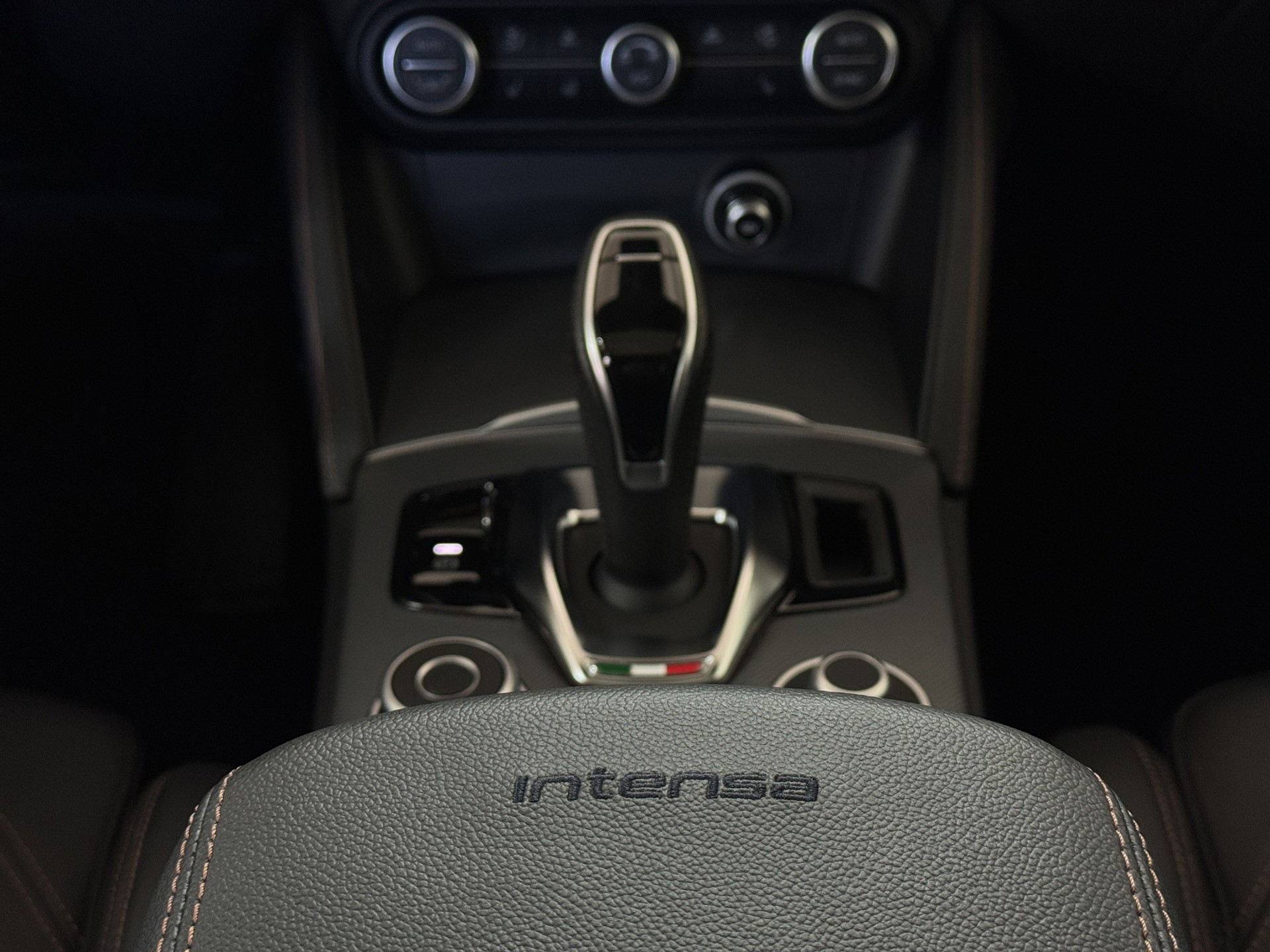 ALFA ROMEO Stelvio 2.0 Intensa Pack Sky Q4 AT8 "Sonder-Edition mit Panorama-Glasschiebedach"-image-19