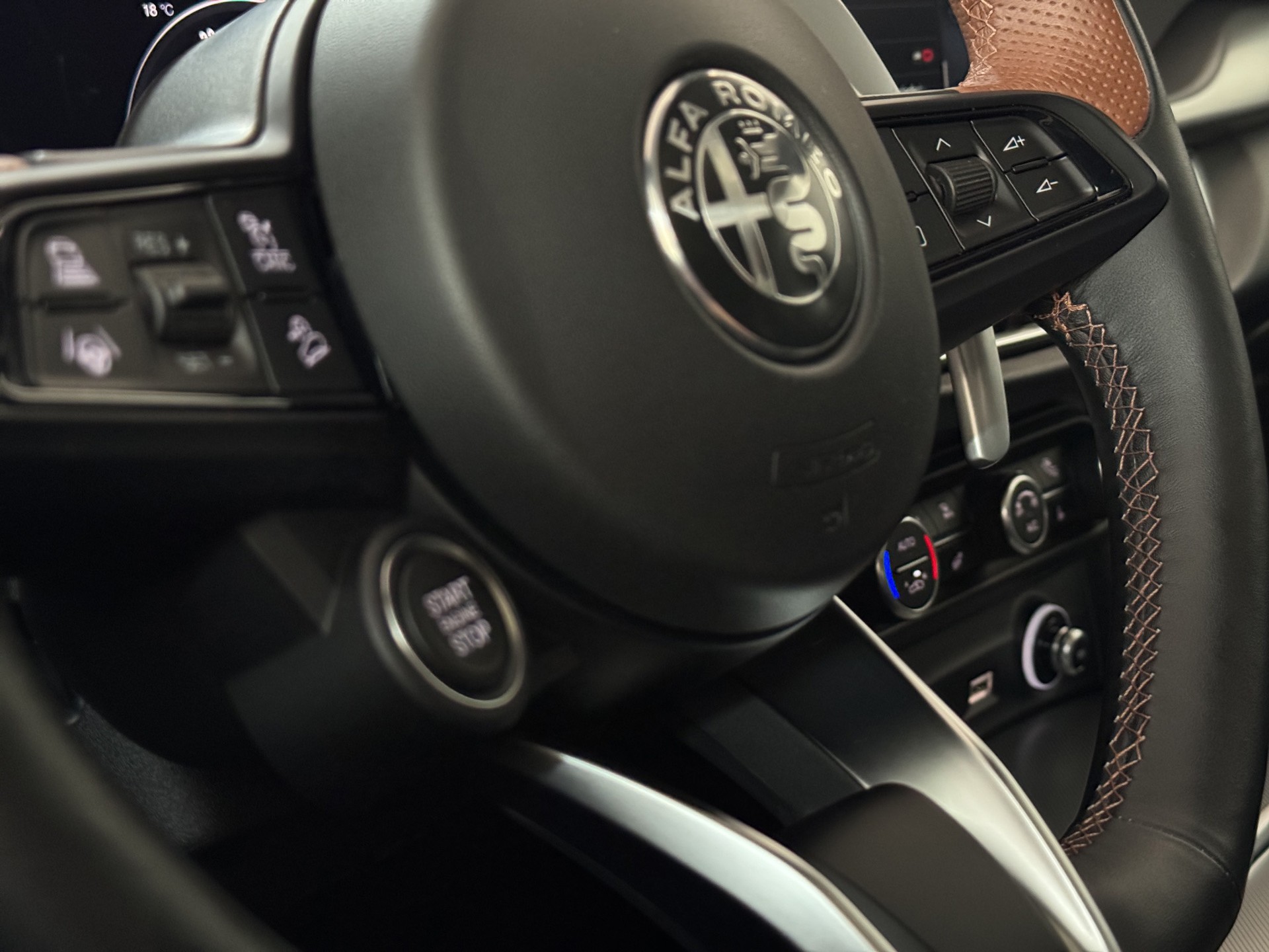 ALFA ROMEO Stelvio 2.0 Intensa Pack Sky Q4 AT8 "Sonder-Edition mit Panorama-Glasschiebedach"-image-17