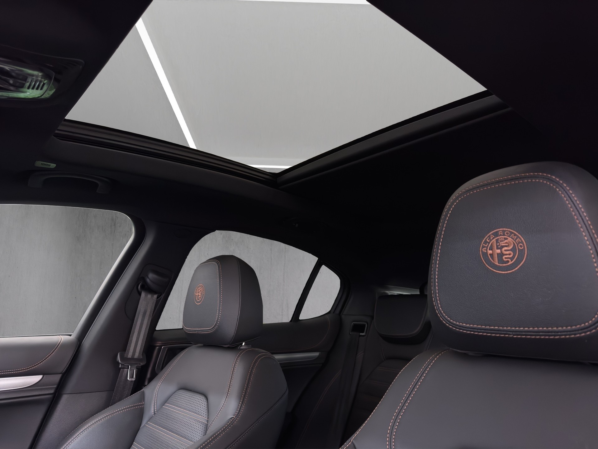 ALFA ROMEO Stelvio 2.0 Intensa Pack Sky Q4 AT8 "Sonder-Edition mit Panorama-Glasschiebedach"-image-8