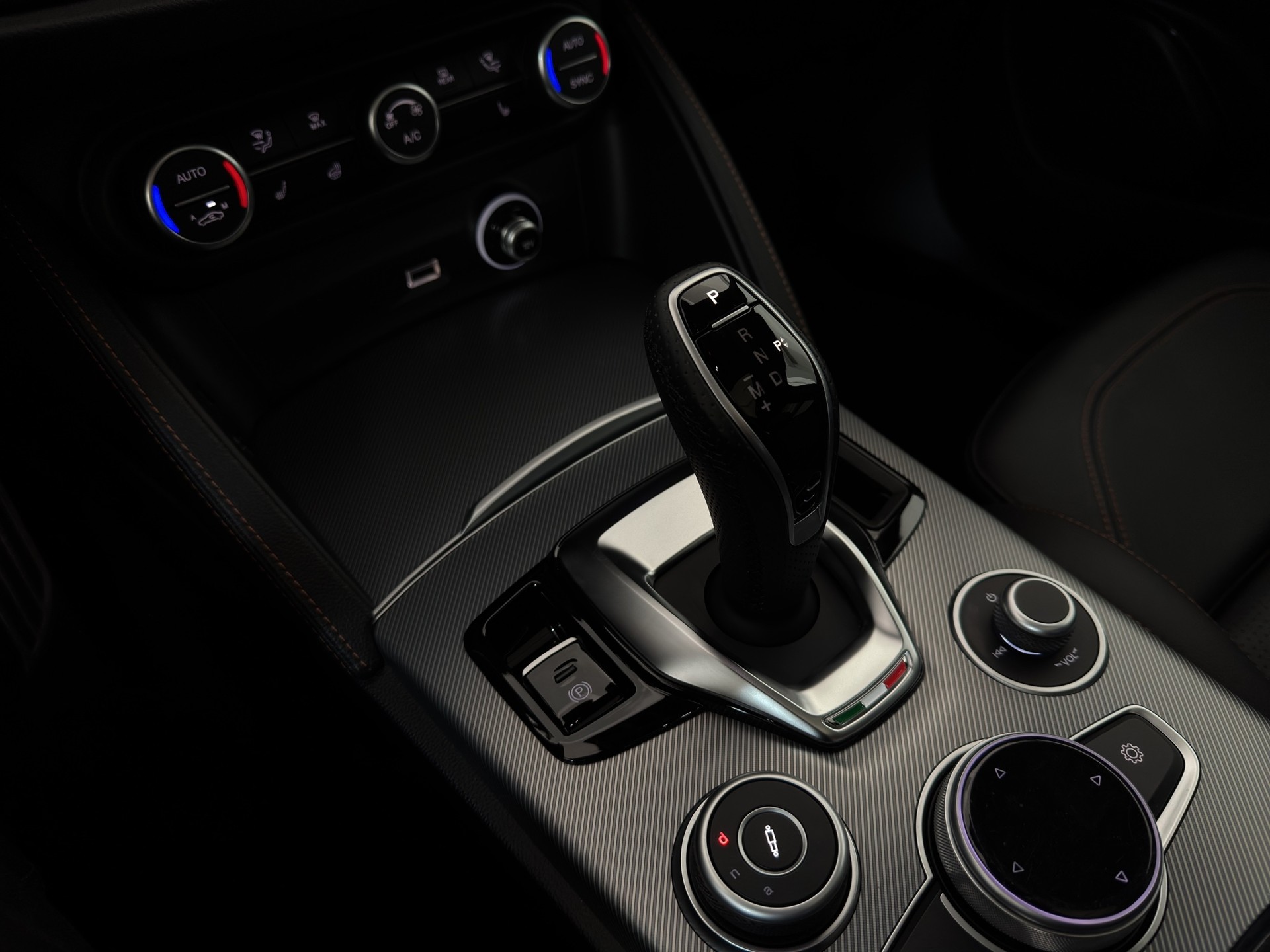 ALFA ROMEO Stelvio 2.0 Intensa Pack Sky Q4 AT8 "Sonder-Edition mit Panorama-Glasschiebedach"-image-18