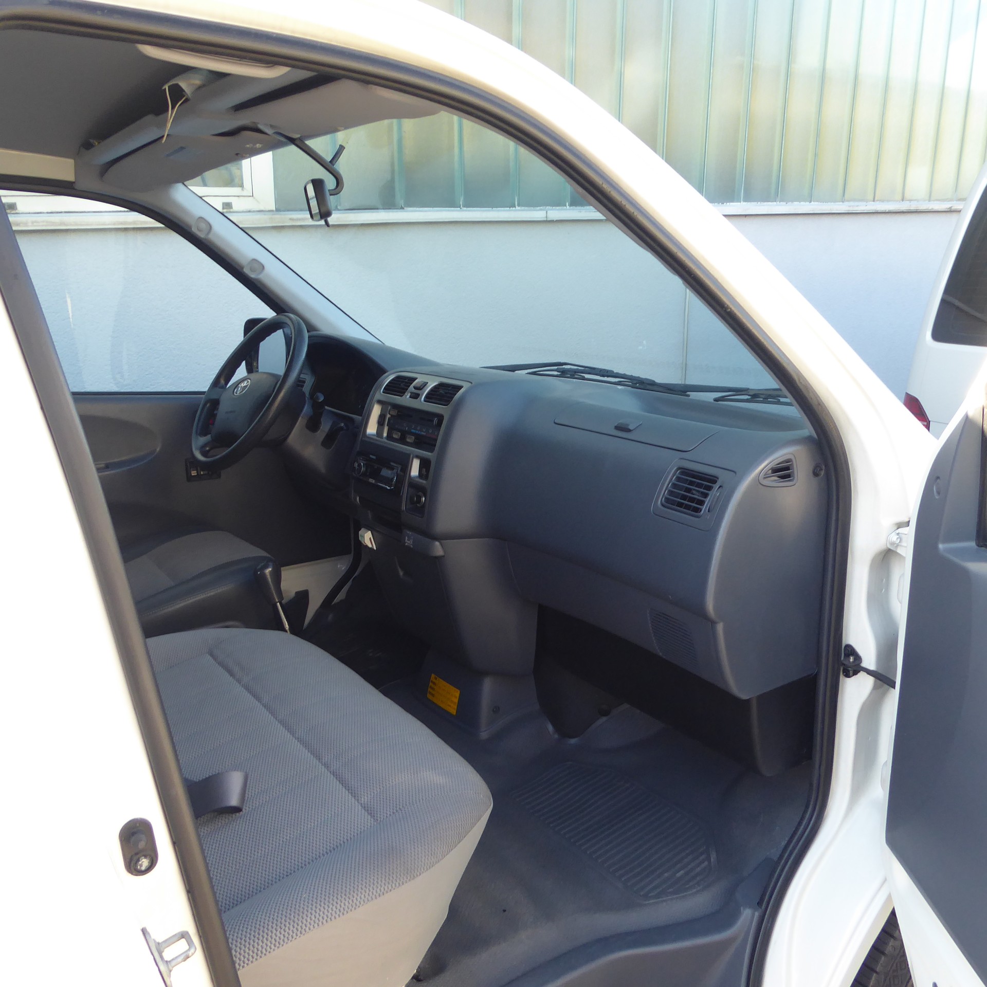 TOYOTA Hiace D-4D Kombi 4WD SWB-image-5