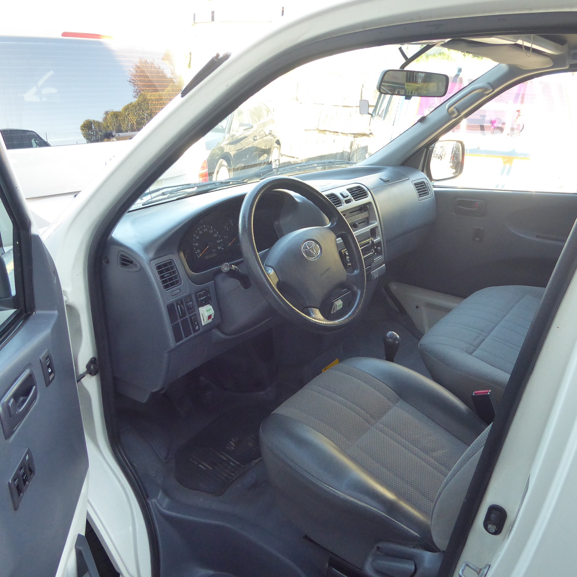 TOYOTA Hiace D-4D Kombi 4WD SWB-image-4