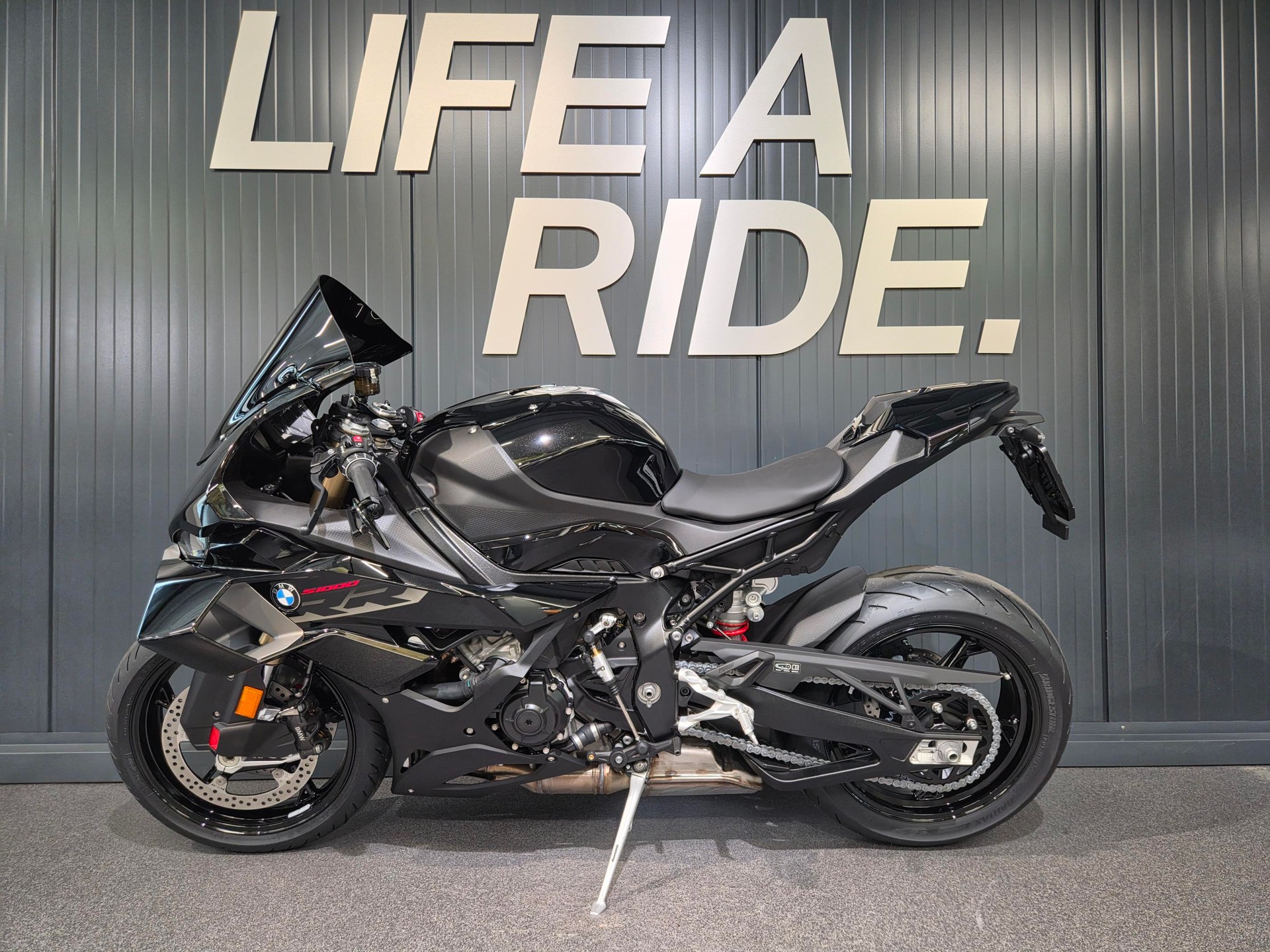 BMW S 1000 RR - Spätig-Umbau-showroom-element-2