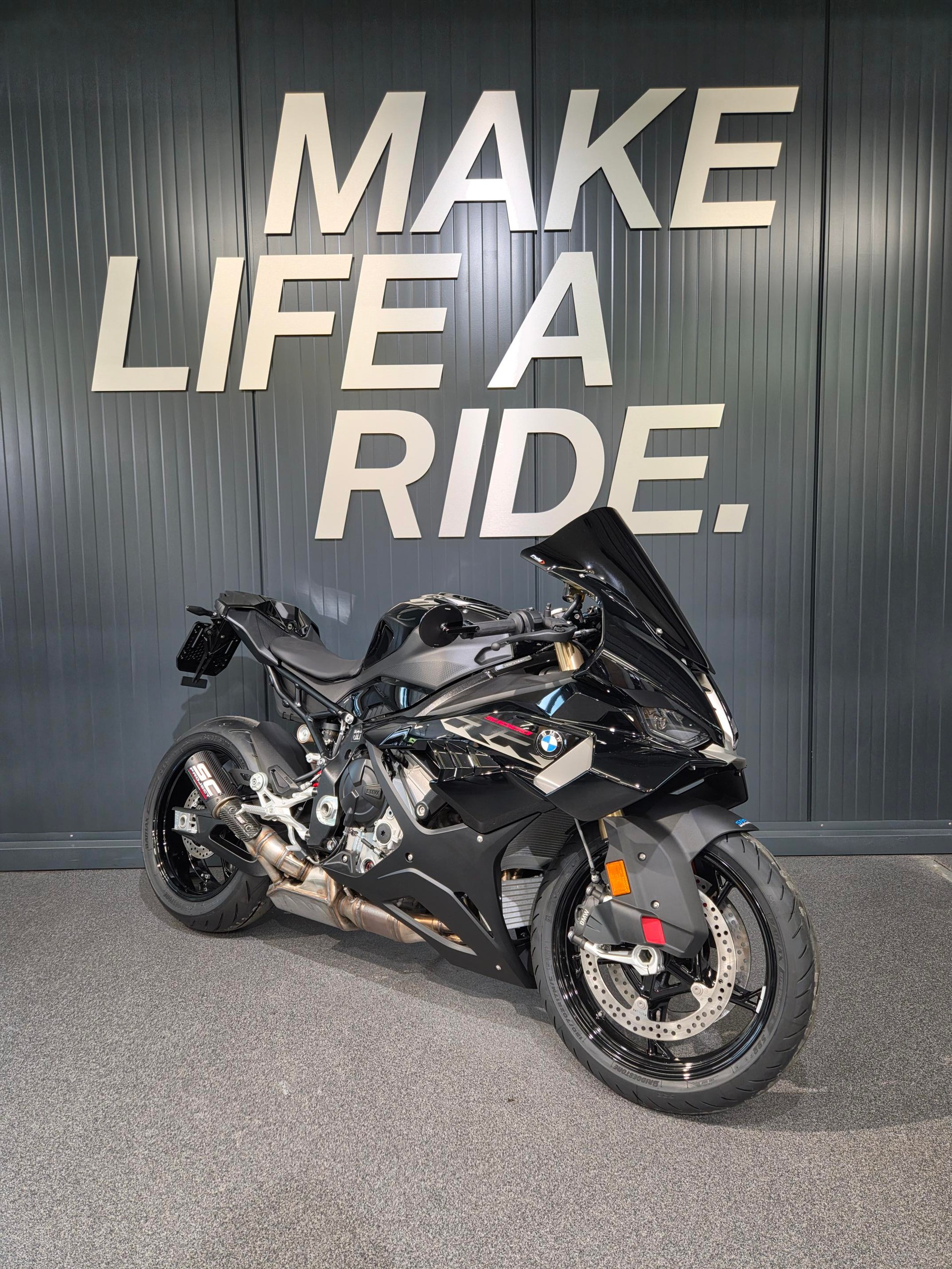 BMW S 1000 RR - Spätig-Umbau-showroom-element-1