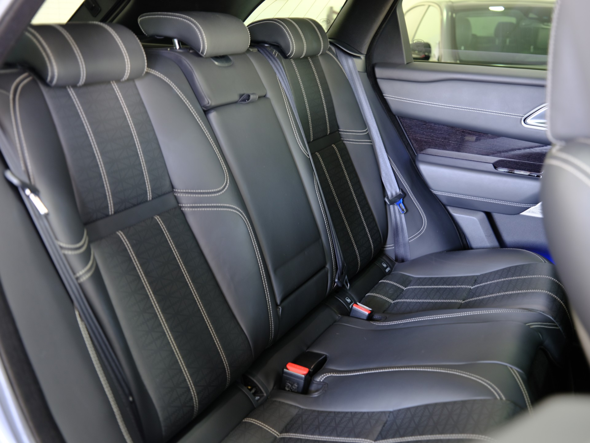 LAND ROVER Range Rover Velar R-Dynamic D 300 *Panoramadach* *360° Kamera*-image-19