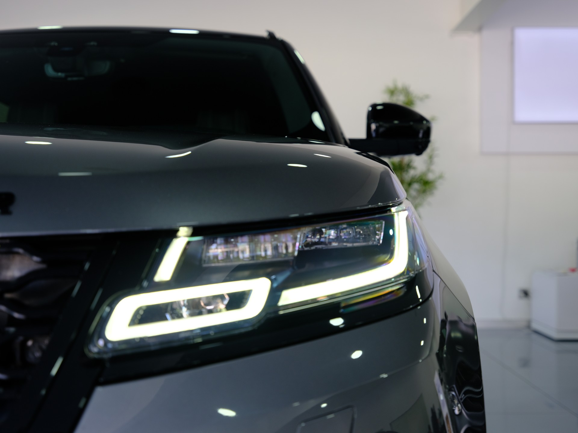 LAND ROVER Range Rover Velar R-Dynamic D 300 *Panoramadach* *360° Kamera*-image-11
