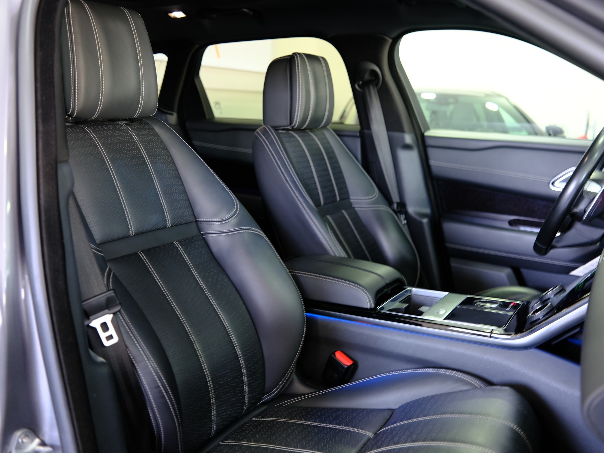 LAND ROVER Range Rover Velar R-Dynamic D 300 *Panoramadach* *360° Kamera*-image-16