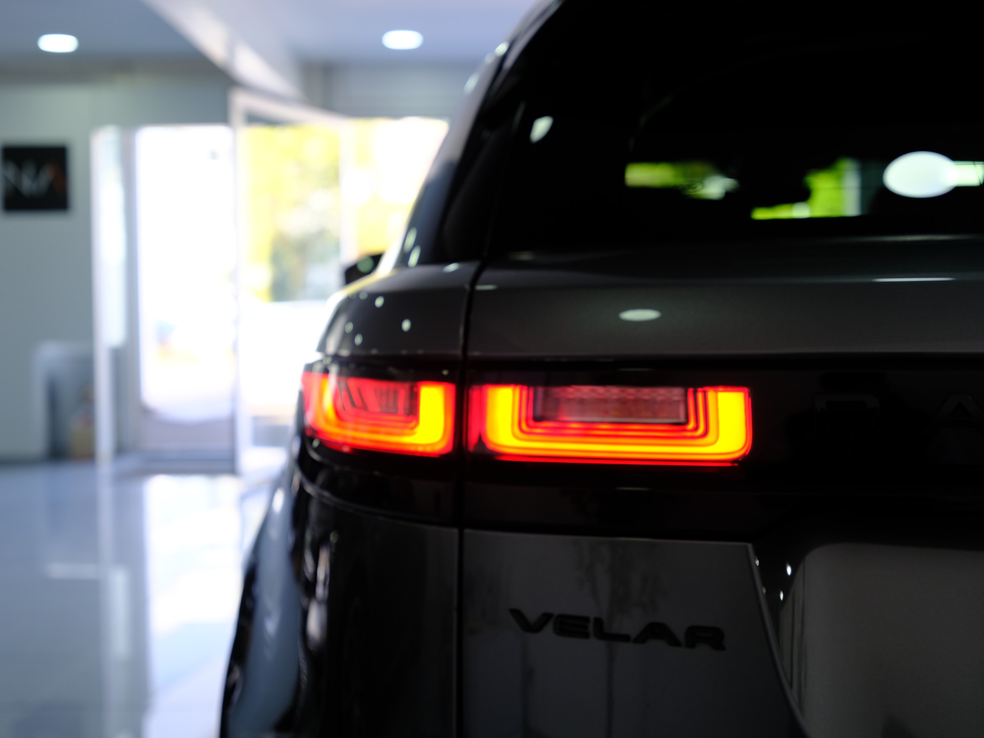 LAND ROVER Range Rover Velar R-Dynamic D 300 *Panoramadach* *360° Kamera*-image-10