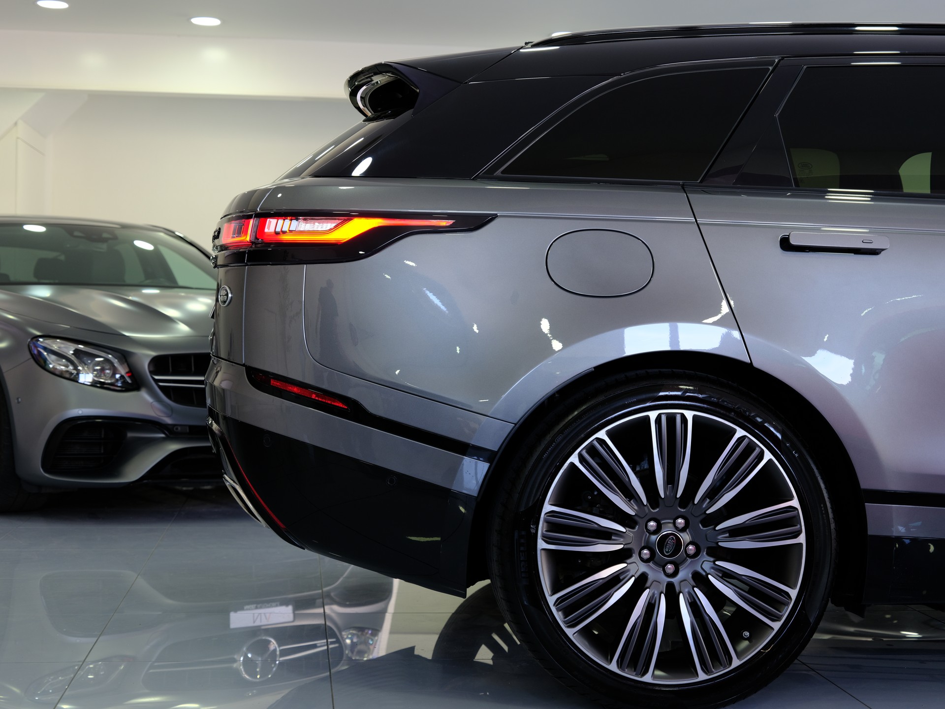 LAND ROVER Range Rover Velar R-Dynamic D 300 *Panoramadach* *360° Kamera*-image-6