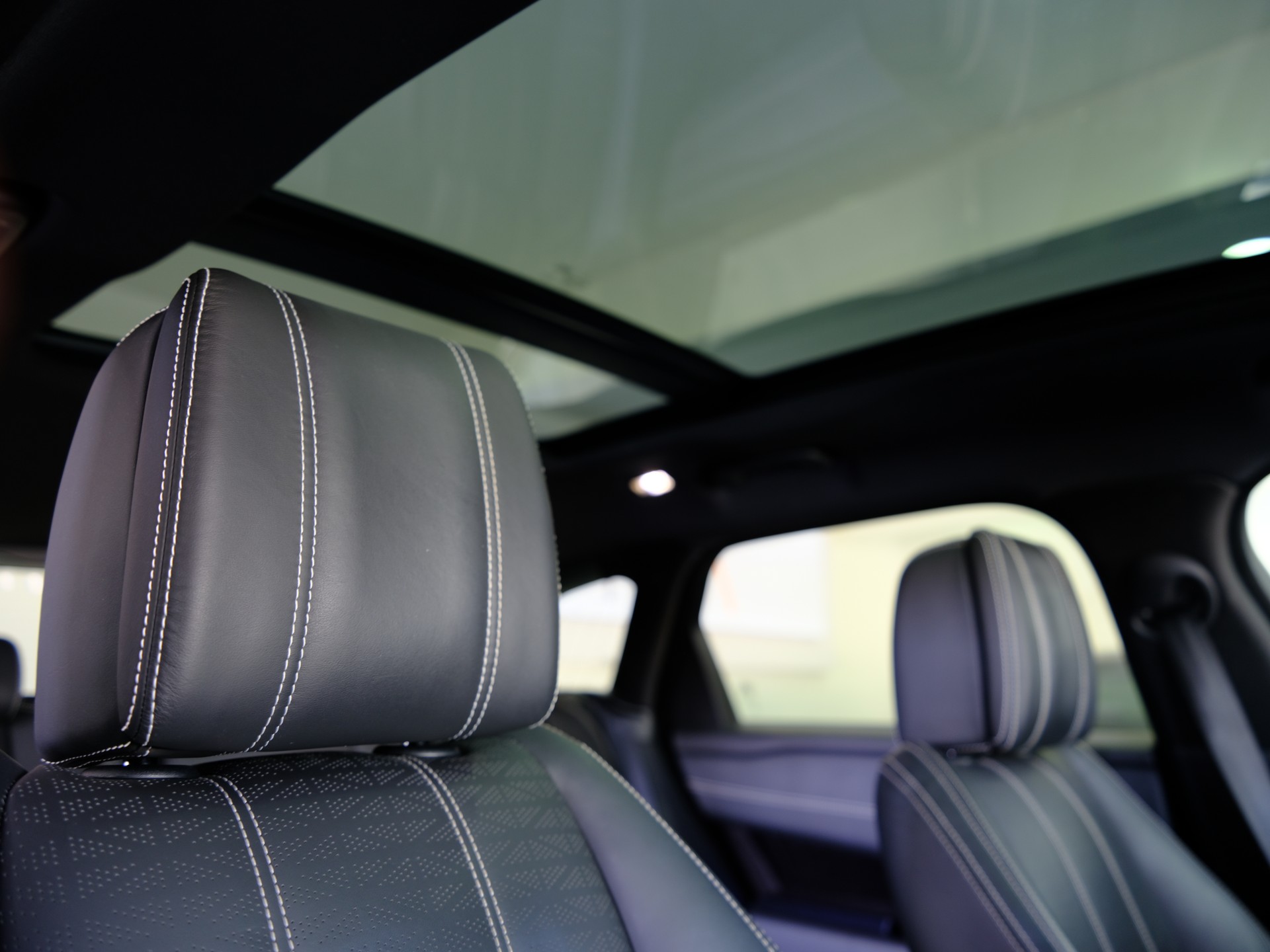 LAND ROVER Range Rover Velar R-Dynamic D 300 *Panoramadach* *360° Kamera*-image-17