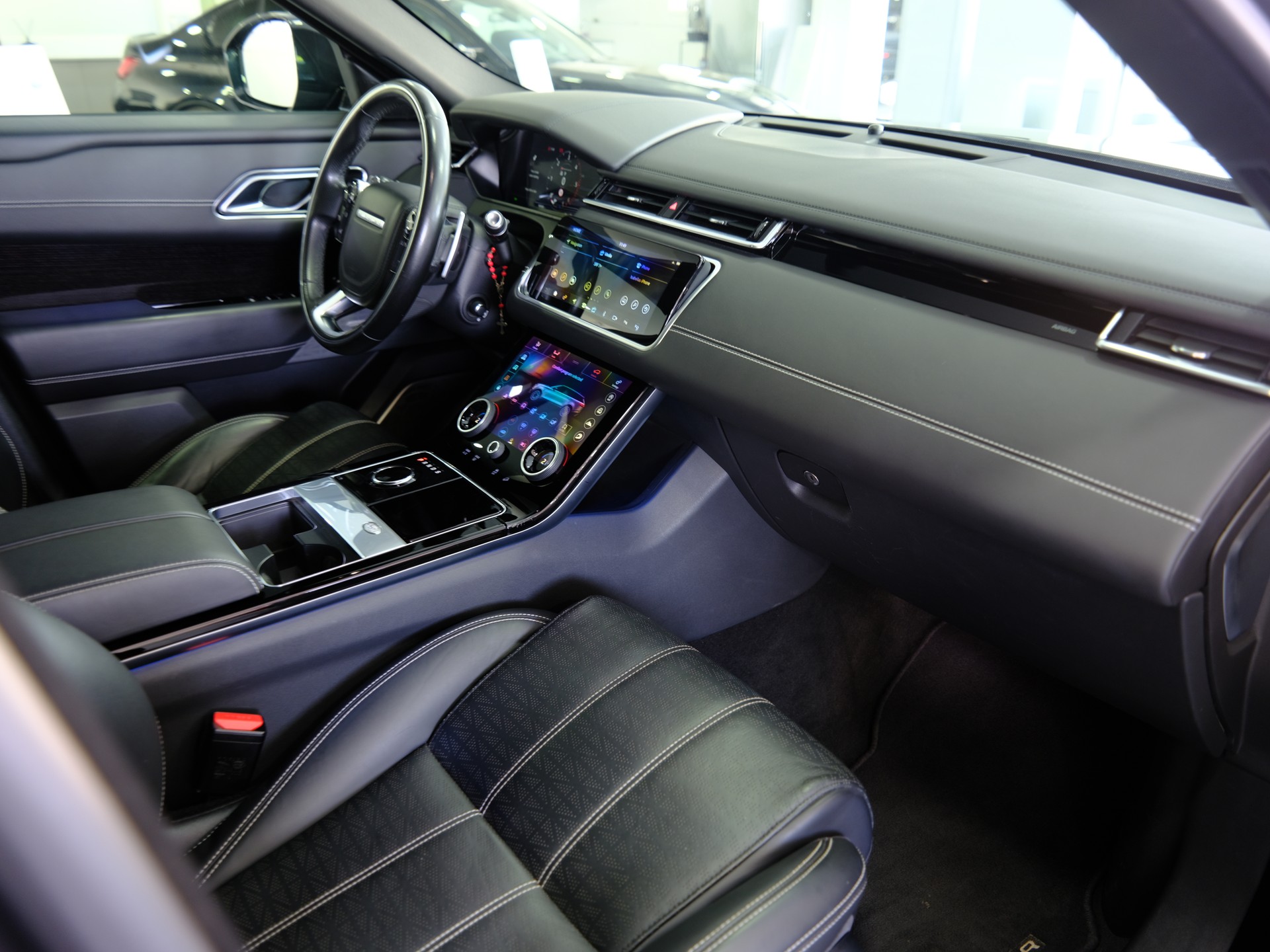 LAND ROVER Range Rover Velar R-Dynamic D 300 *Panoramadach* *360° Kamera*-image-15