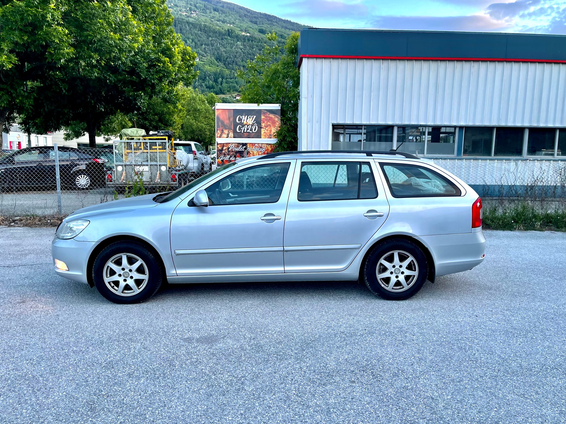 SKODA Octavia Combi 2.0 TDI Ambiente DSG-image-11