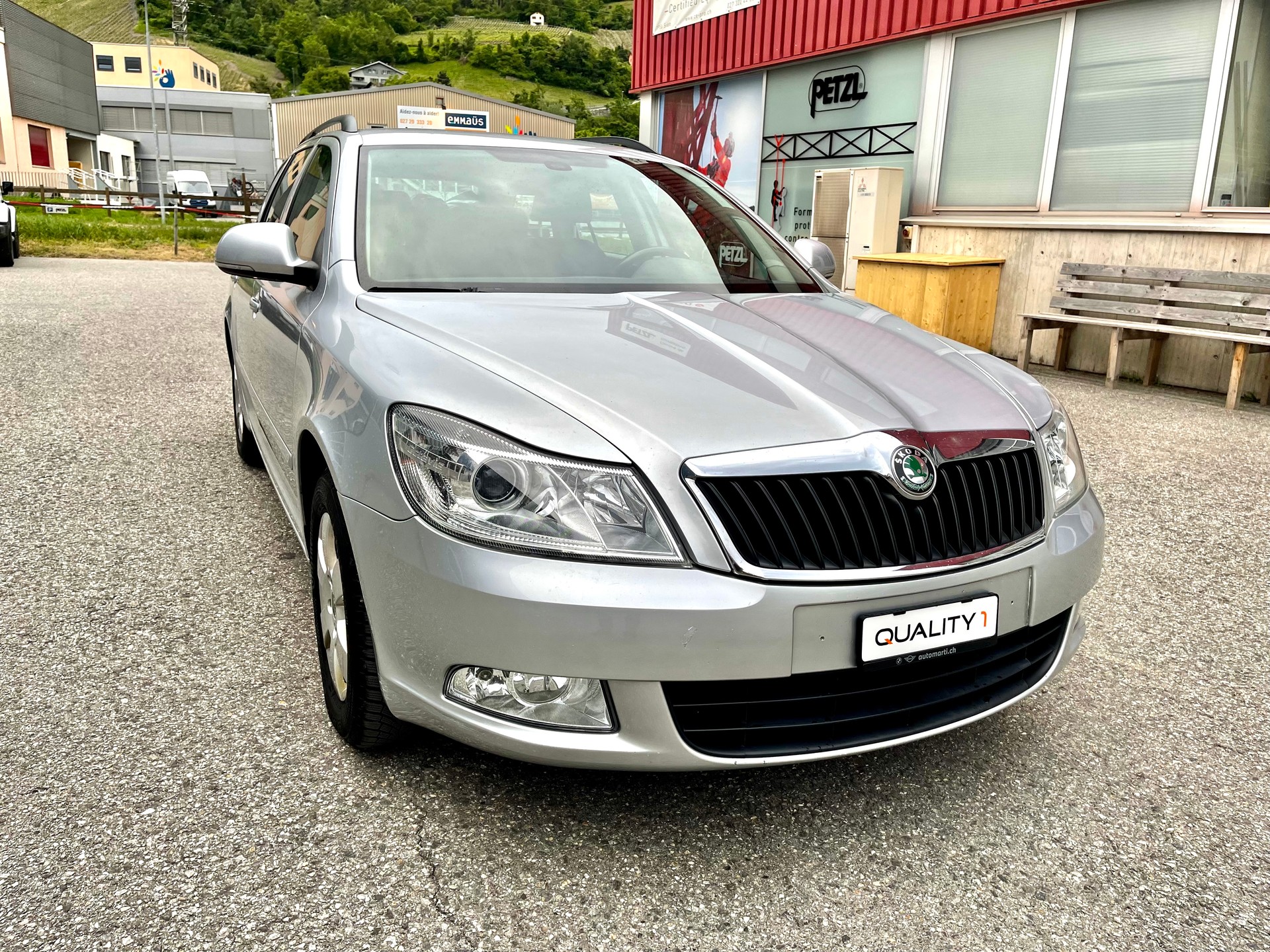 SKODA Octavia Combi 2.0 TDI Ambiente DSG-image-0