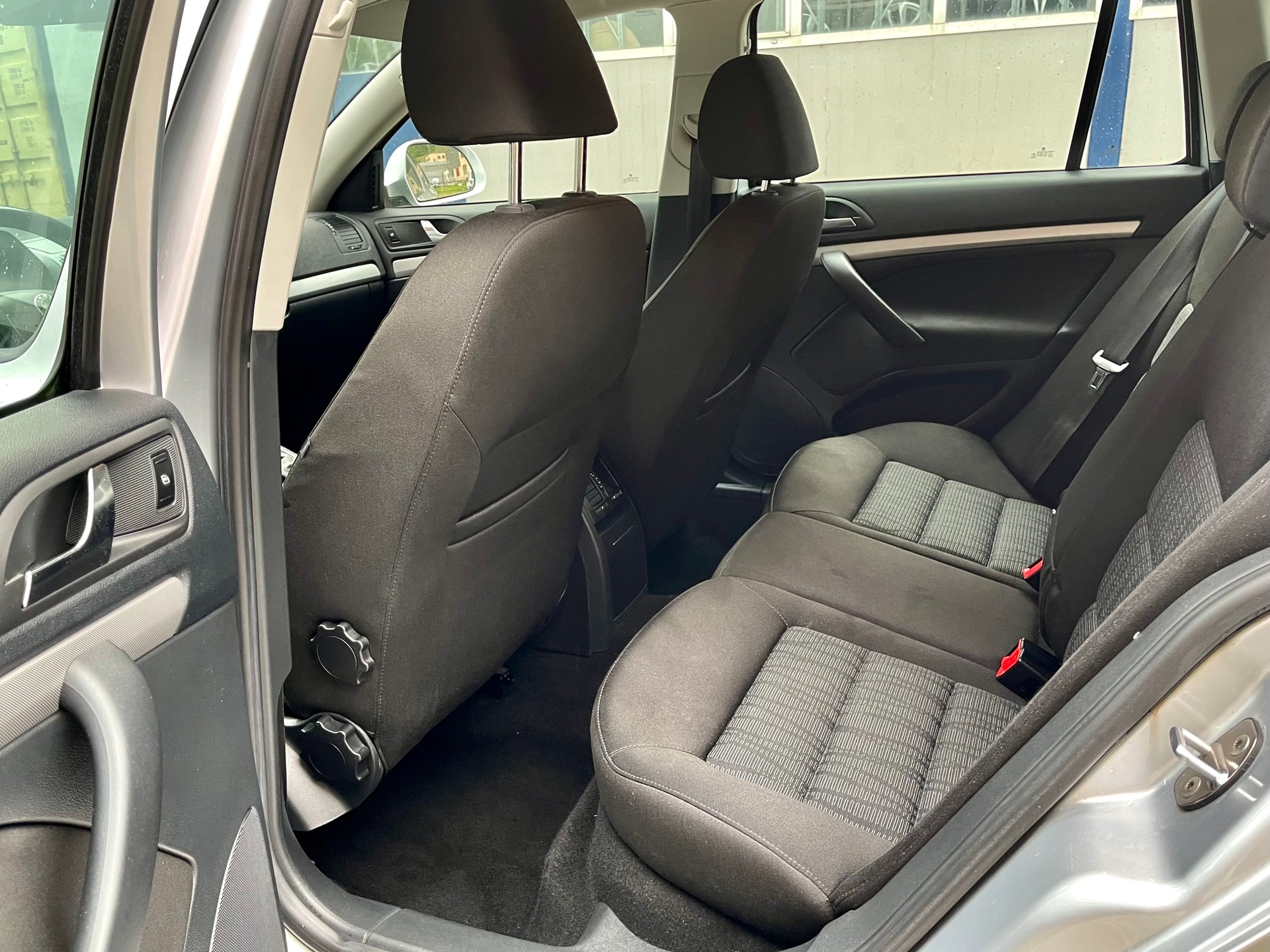SKODA Octavia Combi 2.0 TDI Ambiente DSG-image-6
