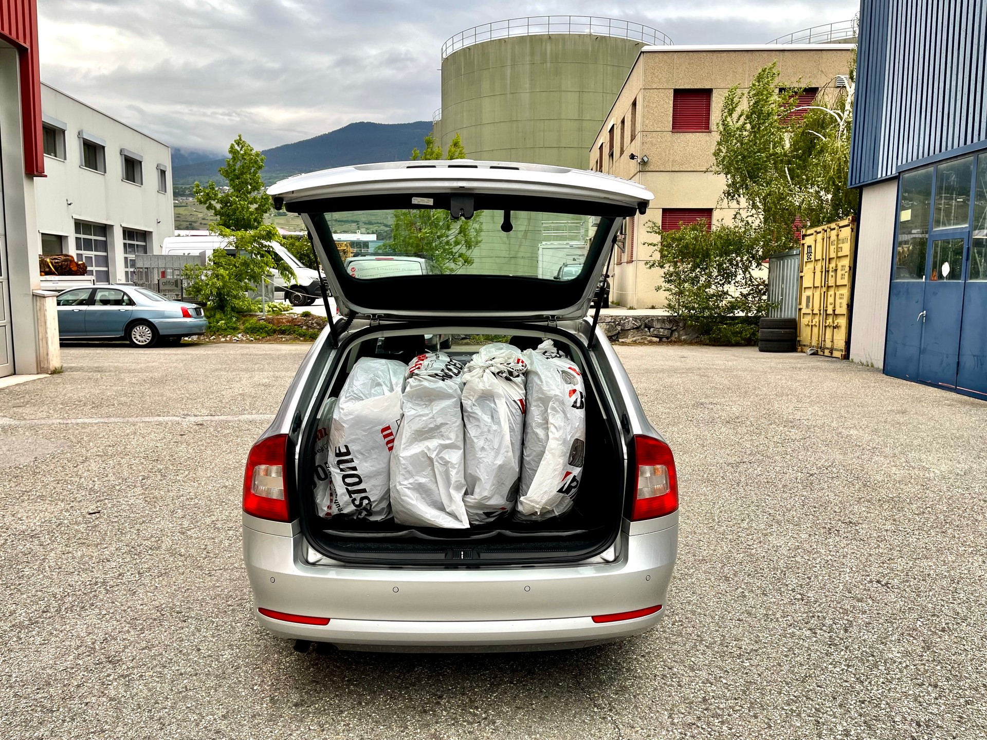 SKODA Octavia Combi 2.0 TDI Ambiente DSG-image-10