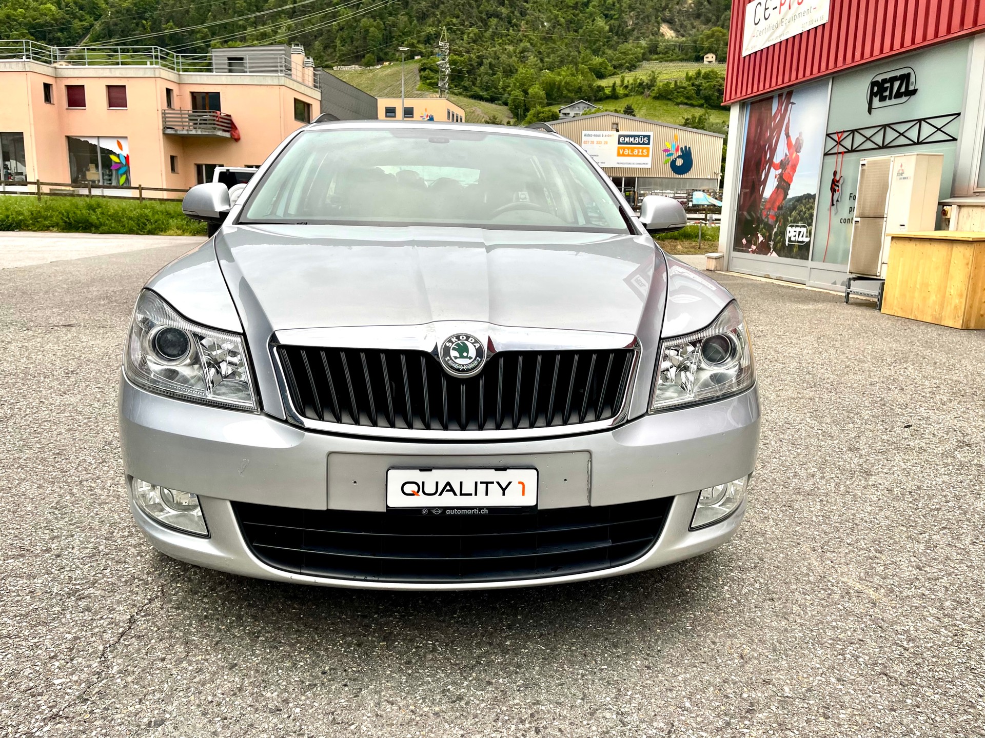 SKODA Octavia Combi 2.0 TDI Ambiente DSG-image-11
