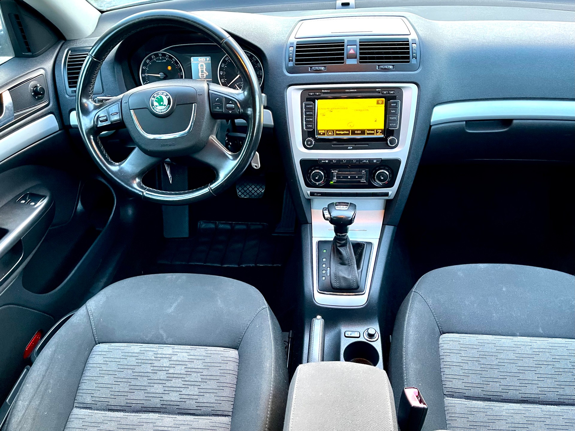 SKODA Octavia Combi 2.0 TDI Ambiente DSG-image-1