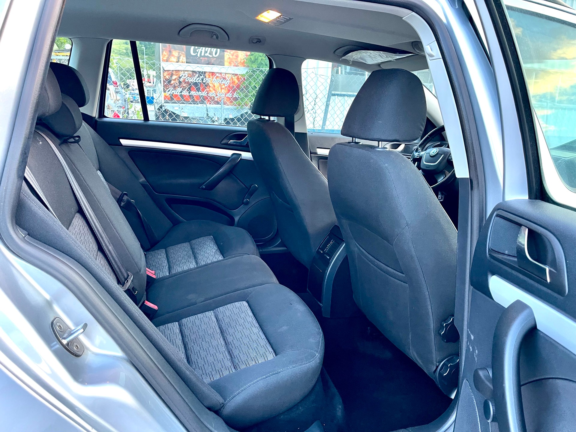 SKODA Octavia Combi 2.0 TDI Ambiente DSG-image-22