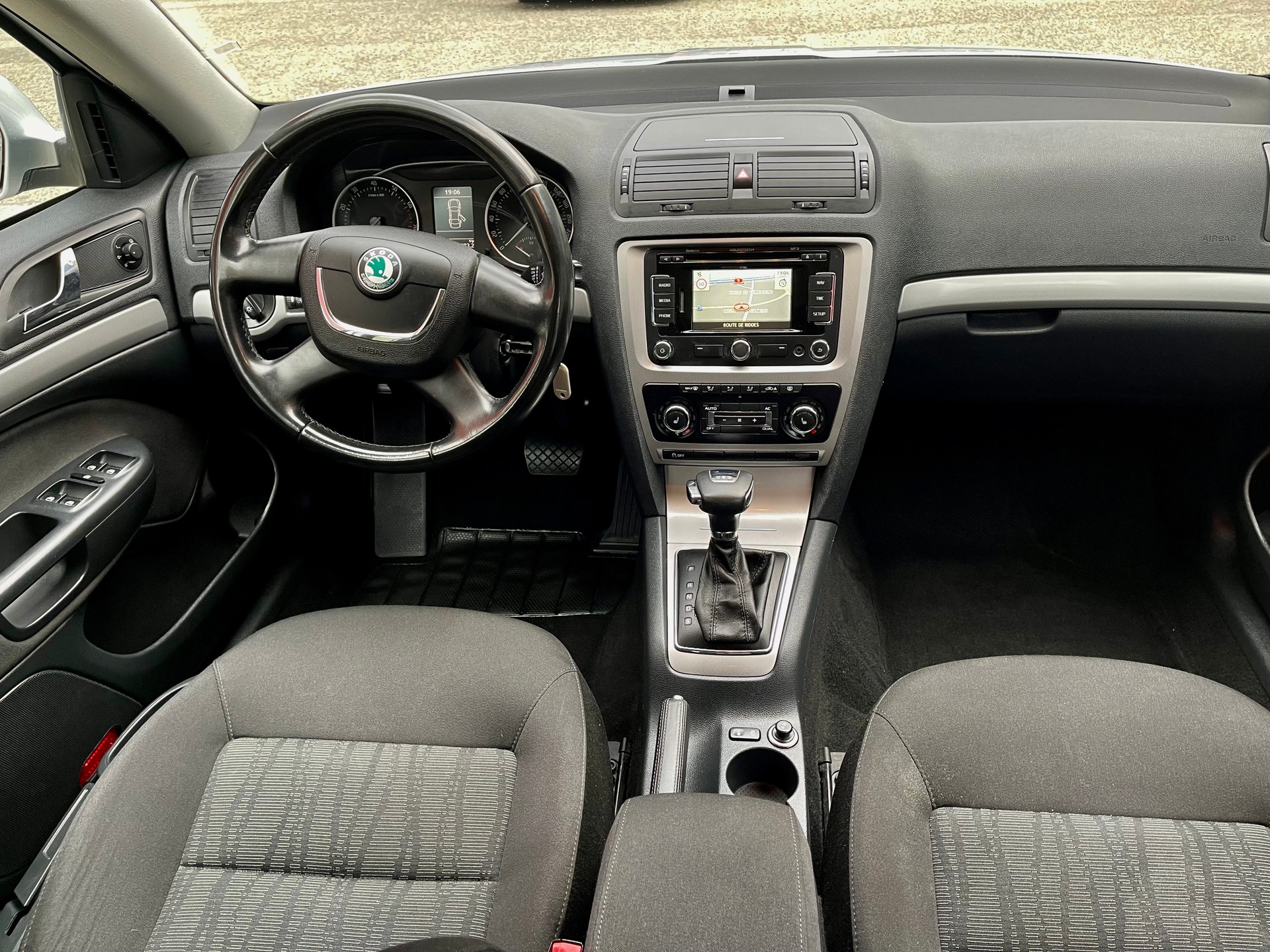 SKODA Octavia Combi 2.0 TDI Ambiente DSG-image-1
