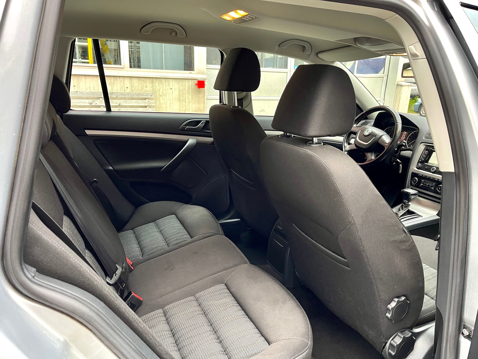 SKODA Octavia Combi 2.0 TDI Ambiente DSG-image-7