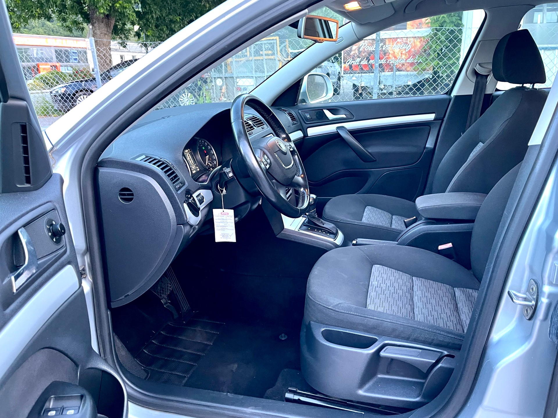 SKODA Octavia Combi 2.0 TDI Ambiente DSG-image-16