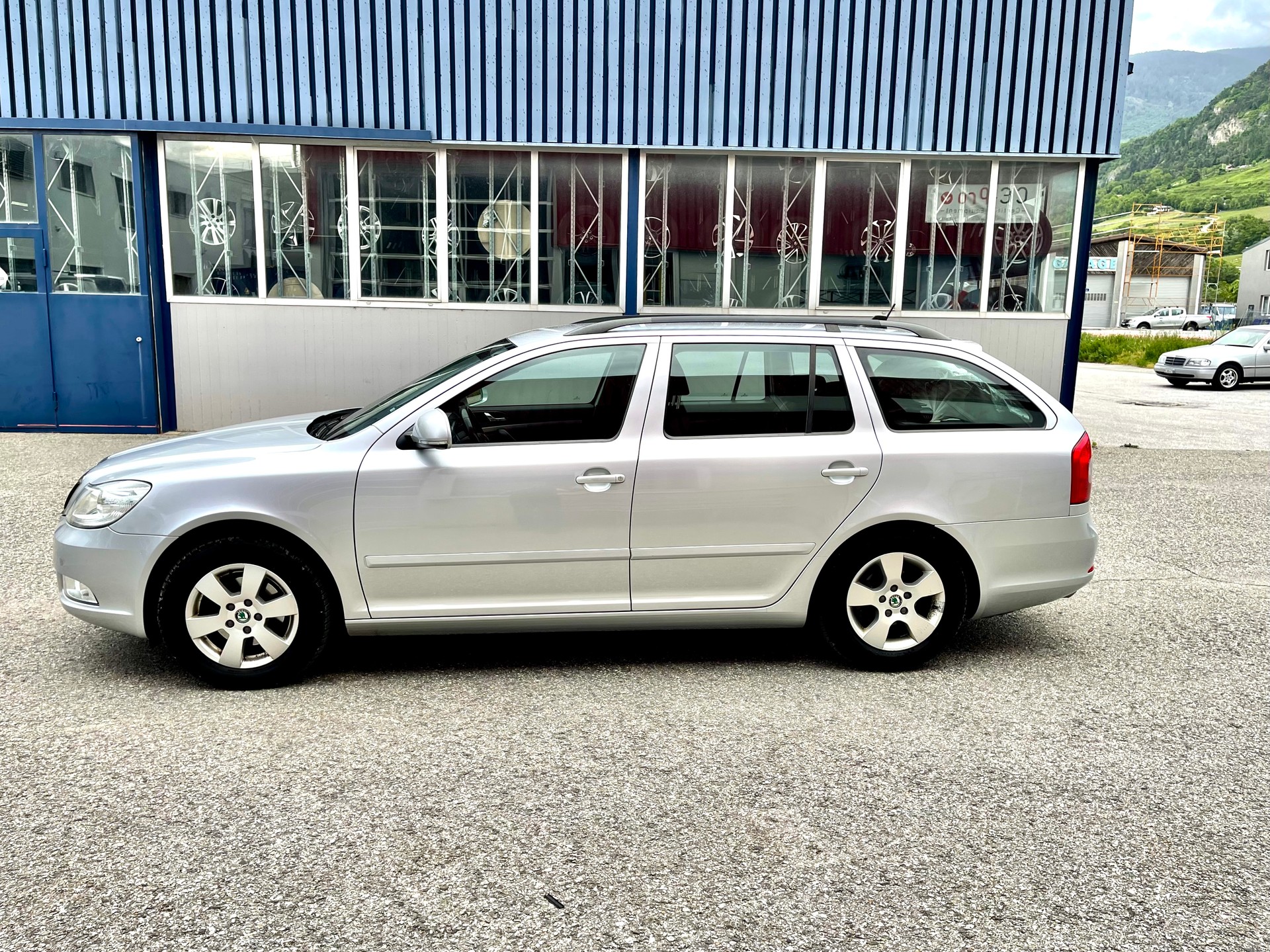SKODA Octavia Combi 2.0 TDI Ambiente DSG-image-5