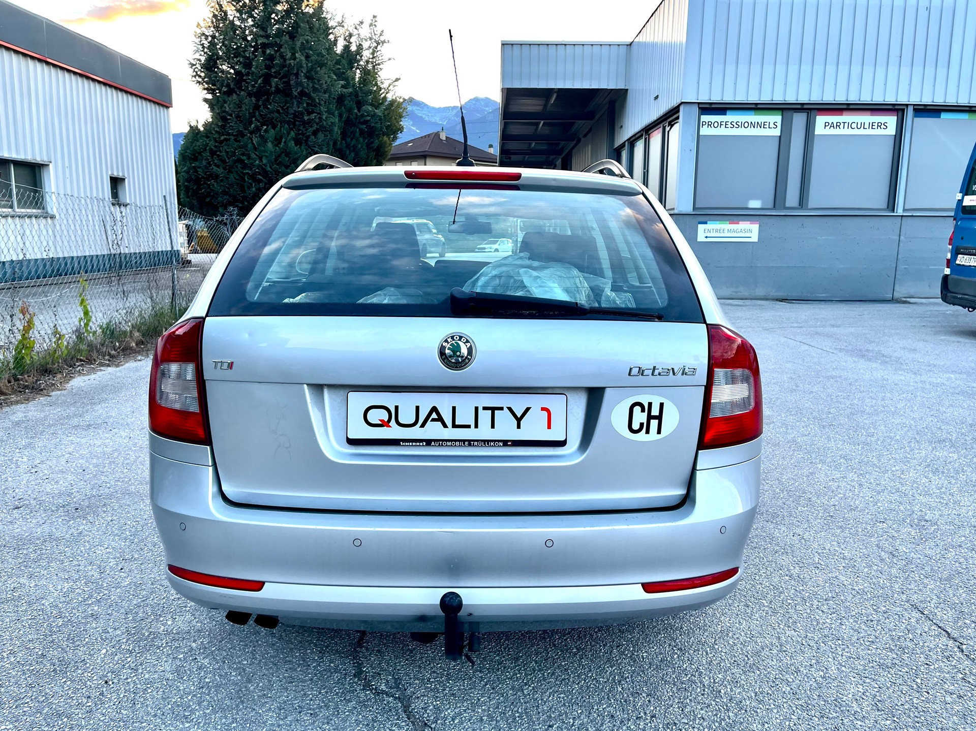 SKODA Octavia Combi 2.0 TDI Ambiente DSG-image-15