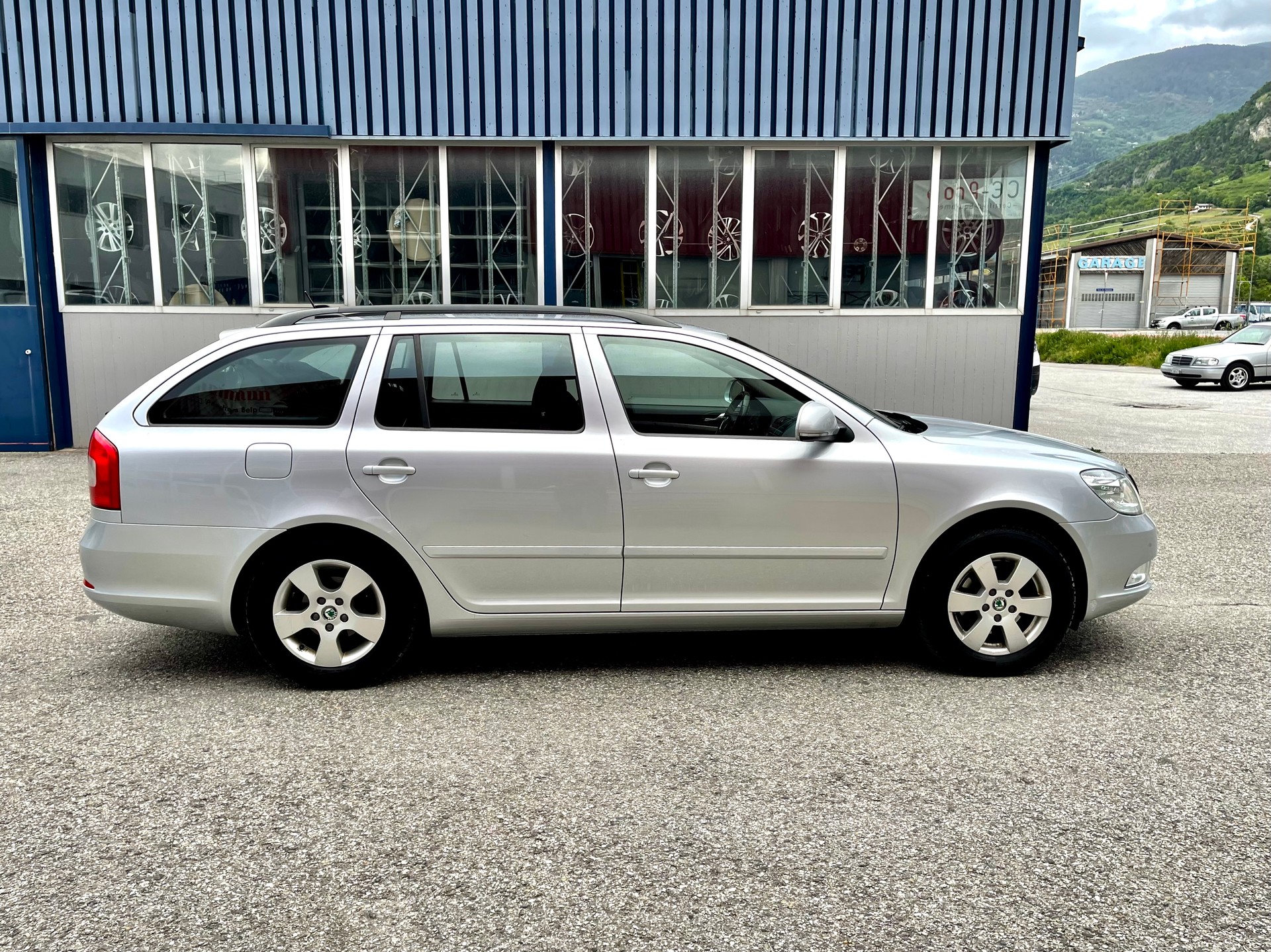 SKODA Octavia Combi 2.0 TDI Ambiente DSG-image-8