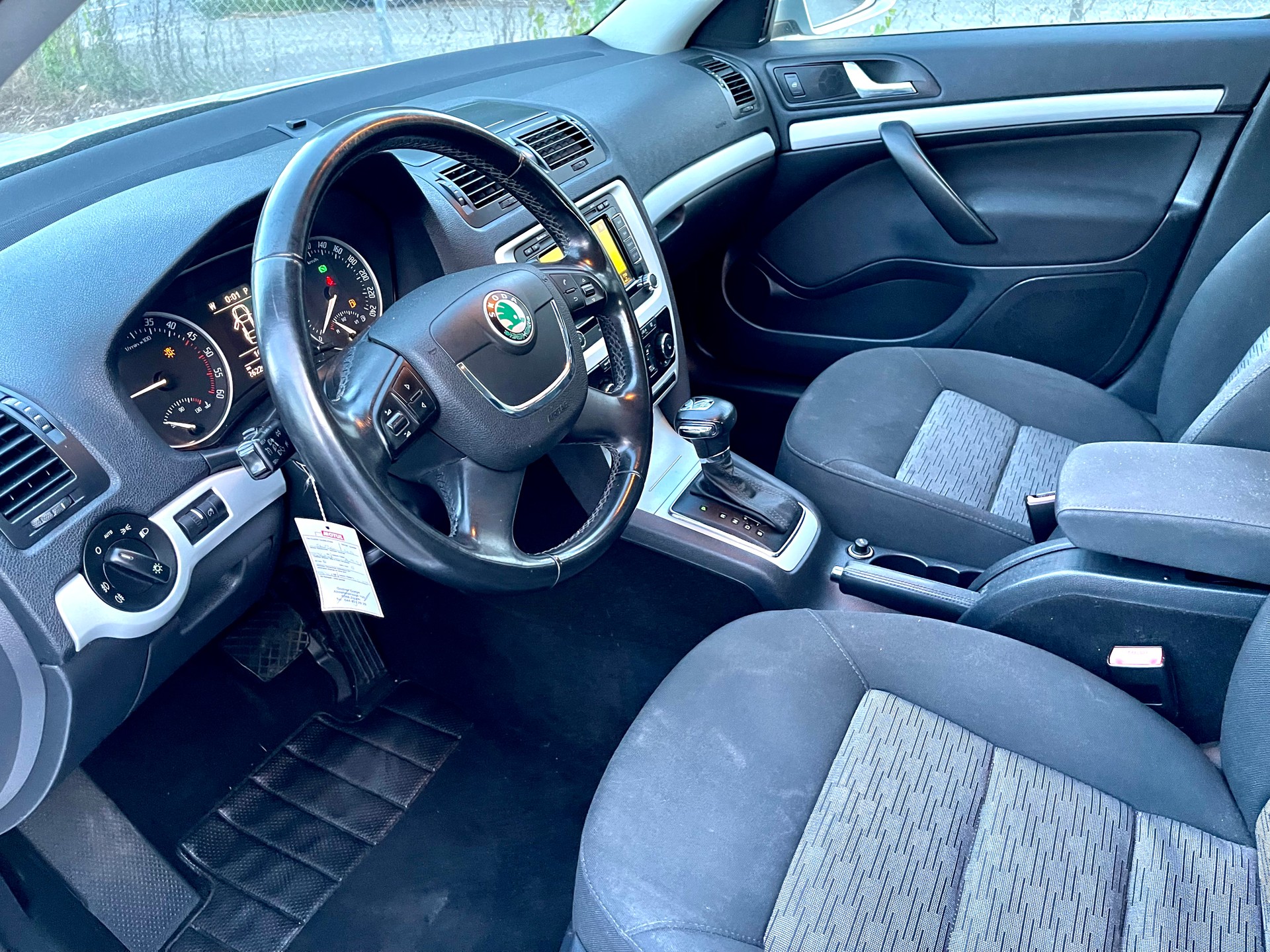 SKODA Octavia Combi 2.0 TDI Ambiente DSG-image-4