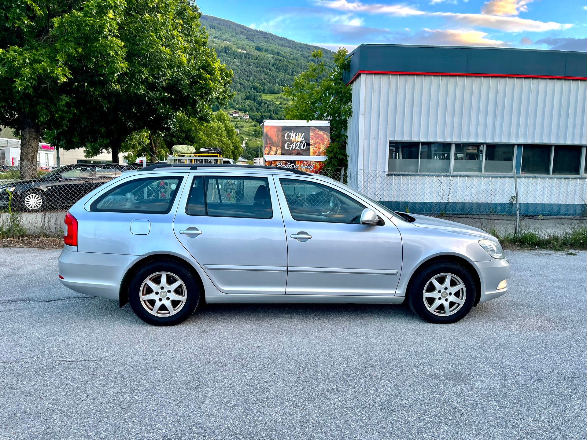 SKODA Octavia Combi 2.0 TDI Ambiente DSG-image-2