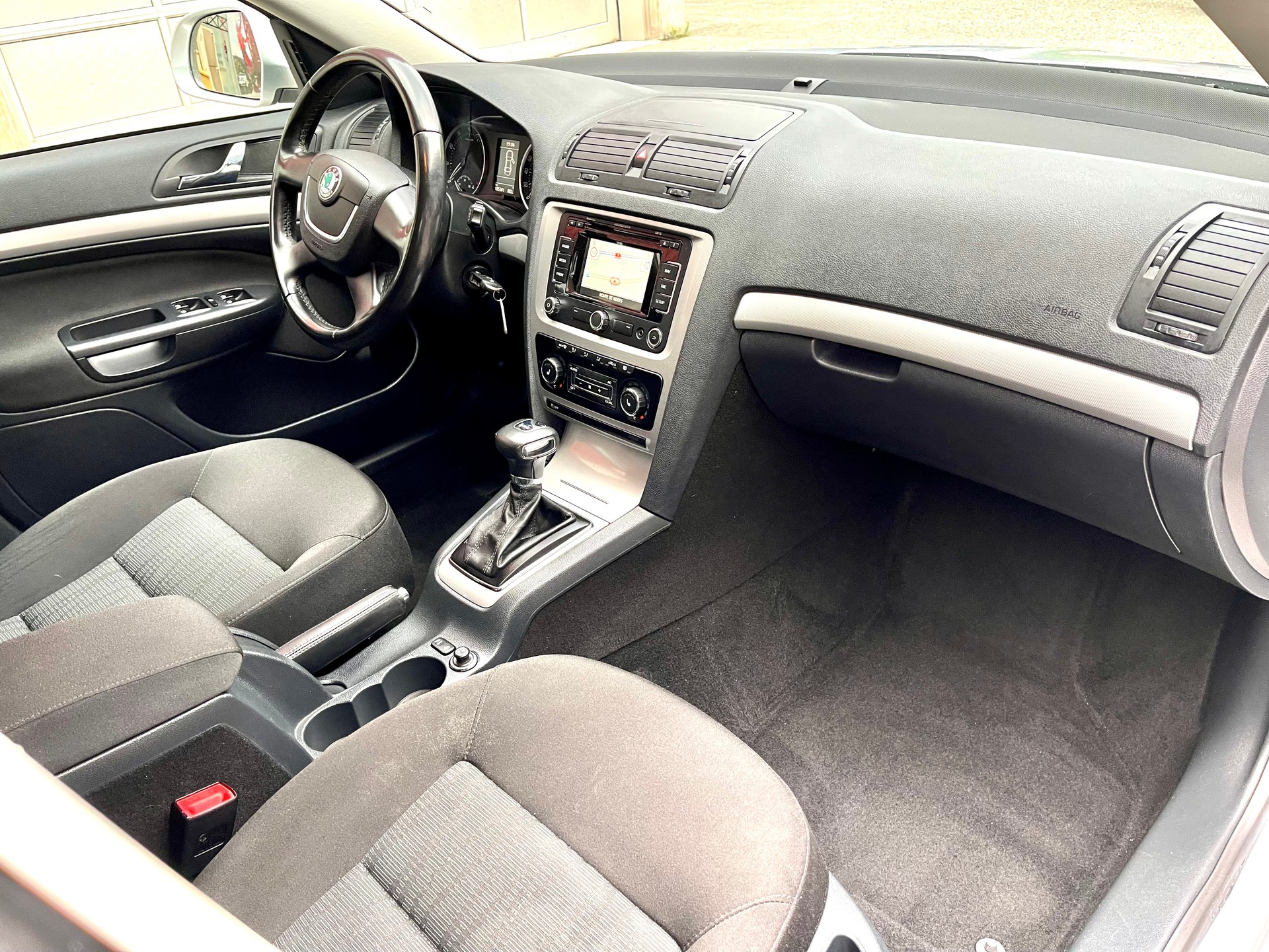 SKODA Octavia Combi 2.0 TDI Ambiente DSG-image-12