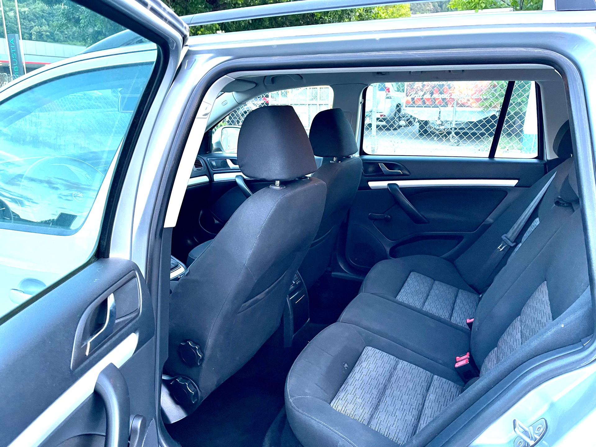 SKODA Octavia Combi 2.0 TDI Ambiente DSG-image-10