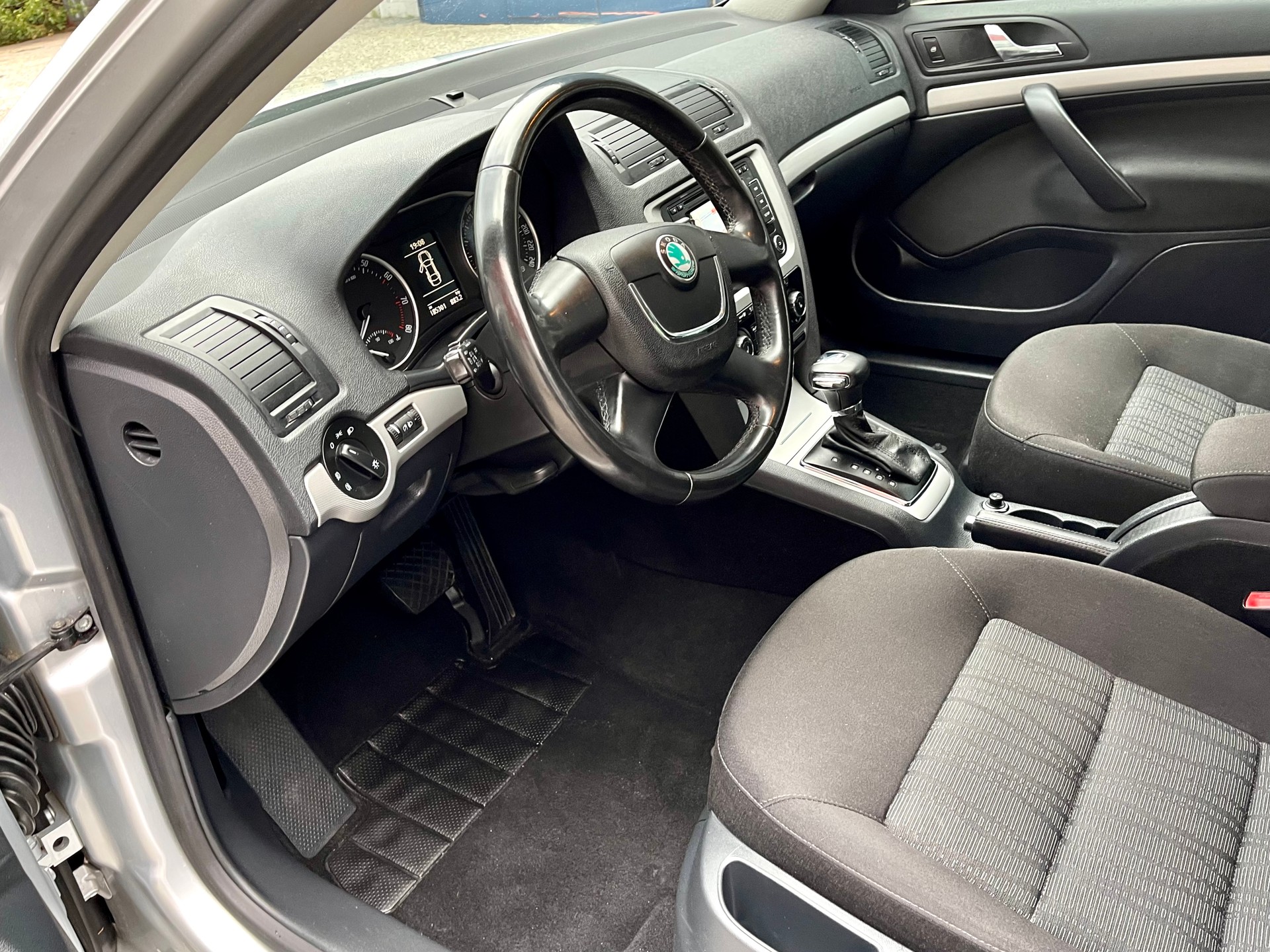 SKODA Octavia Combi 2.0 TDI Ambiente DSG-image-9