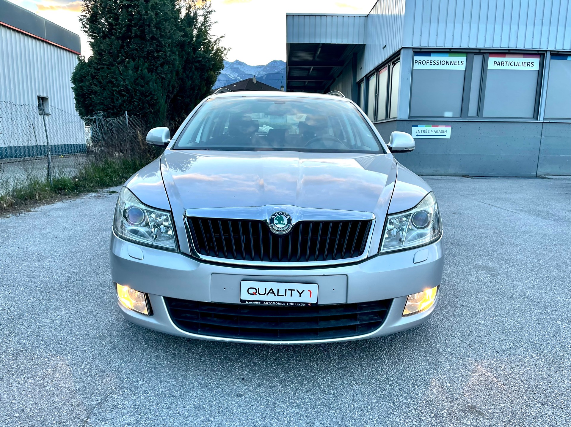 SKODA Octavia Combi 2.0 TDI Ambiente DSG-image-9