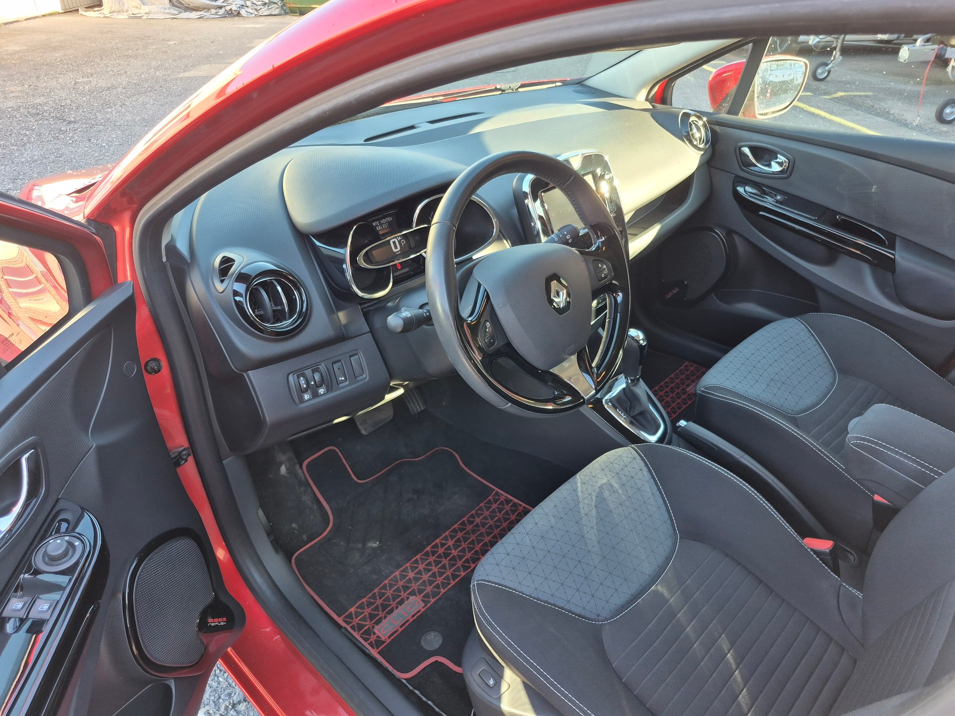 RENAULT Clio 1.2 16V T Swiss Edition EDC-image-8