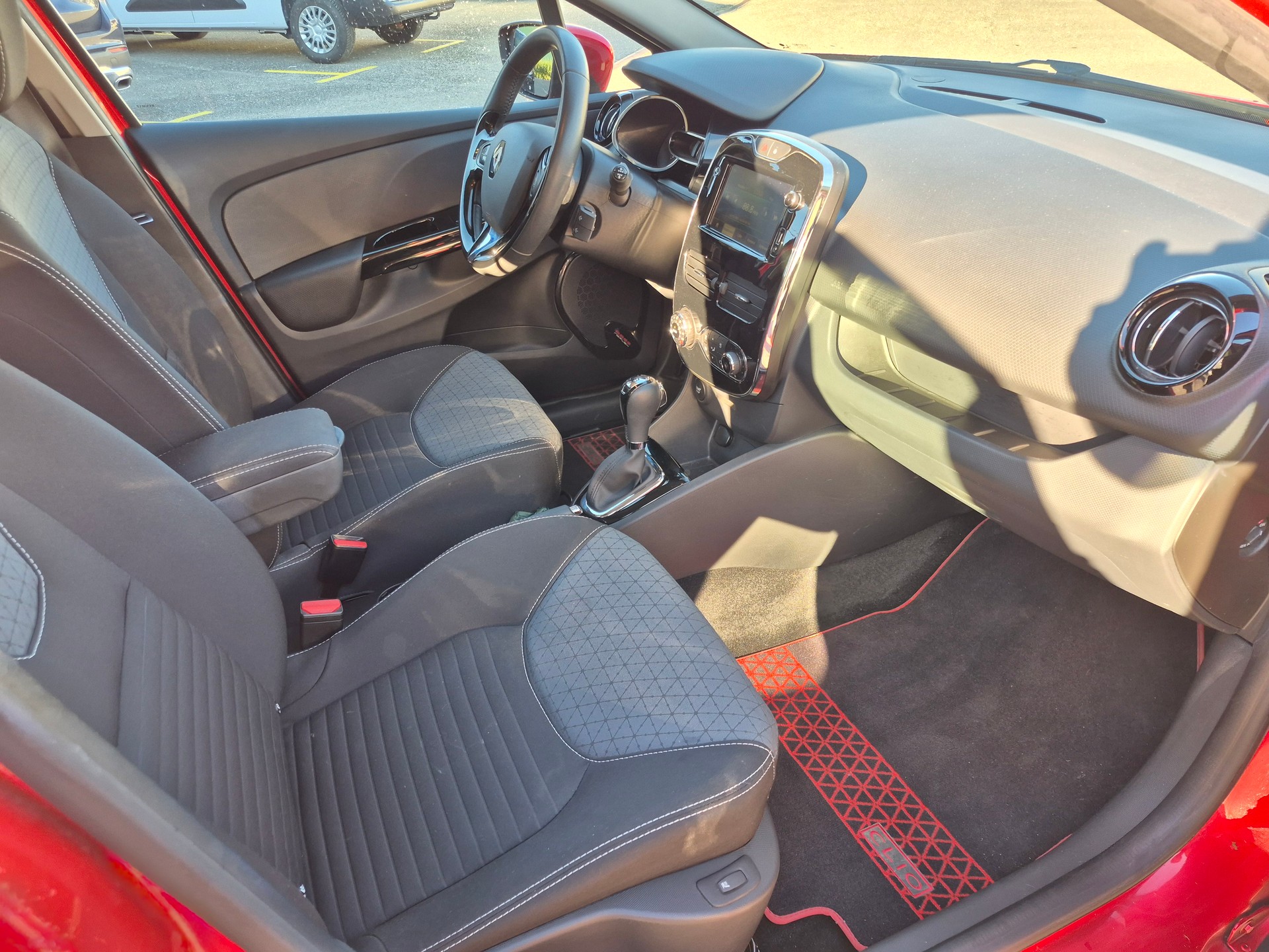 RENAULT Clio 1.2 16V T Swiss Edition EDC-image-12