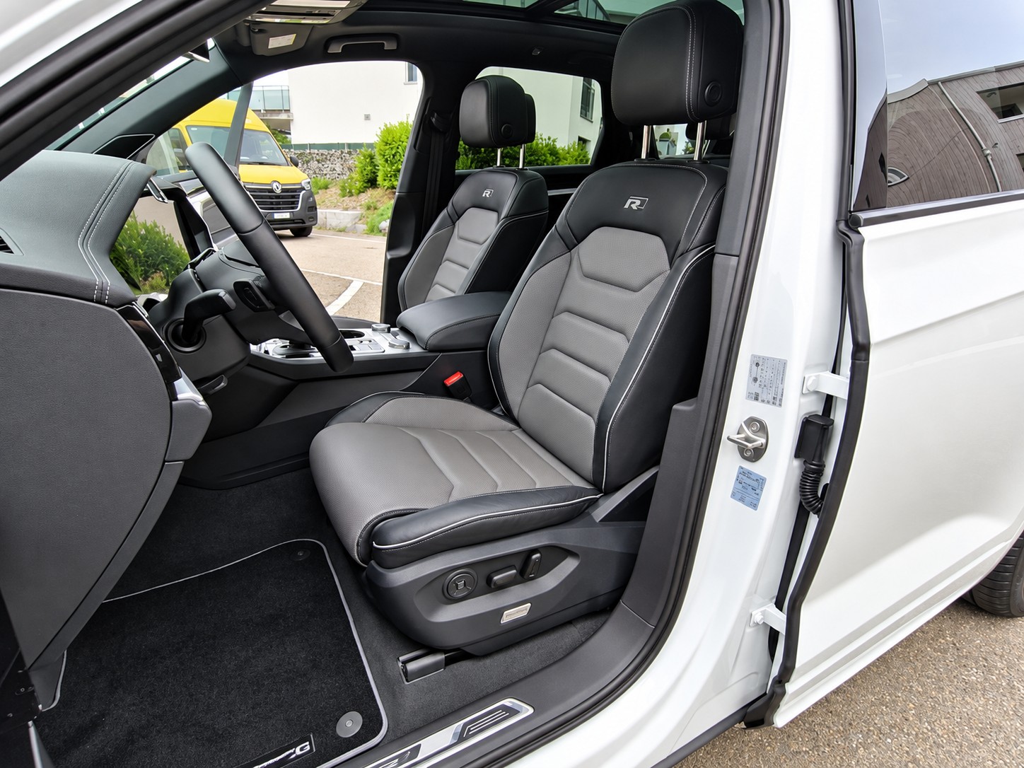 VW Touareg 3.0 V6 TDI 286 R-Line Tiptronic-image-5