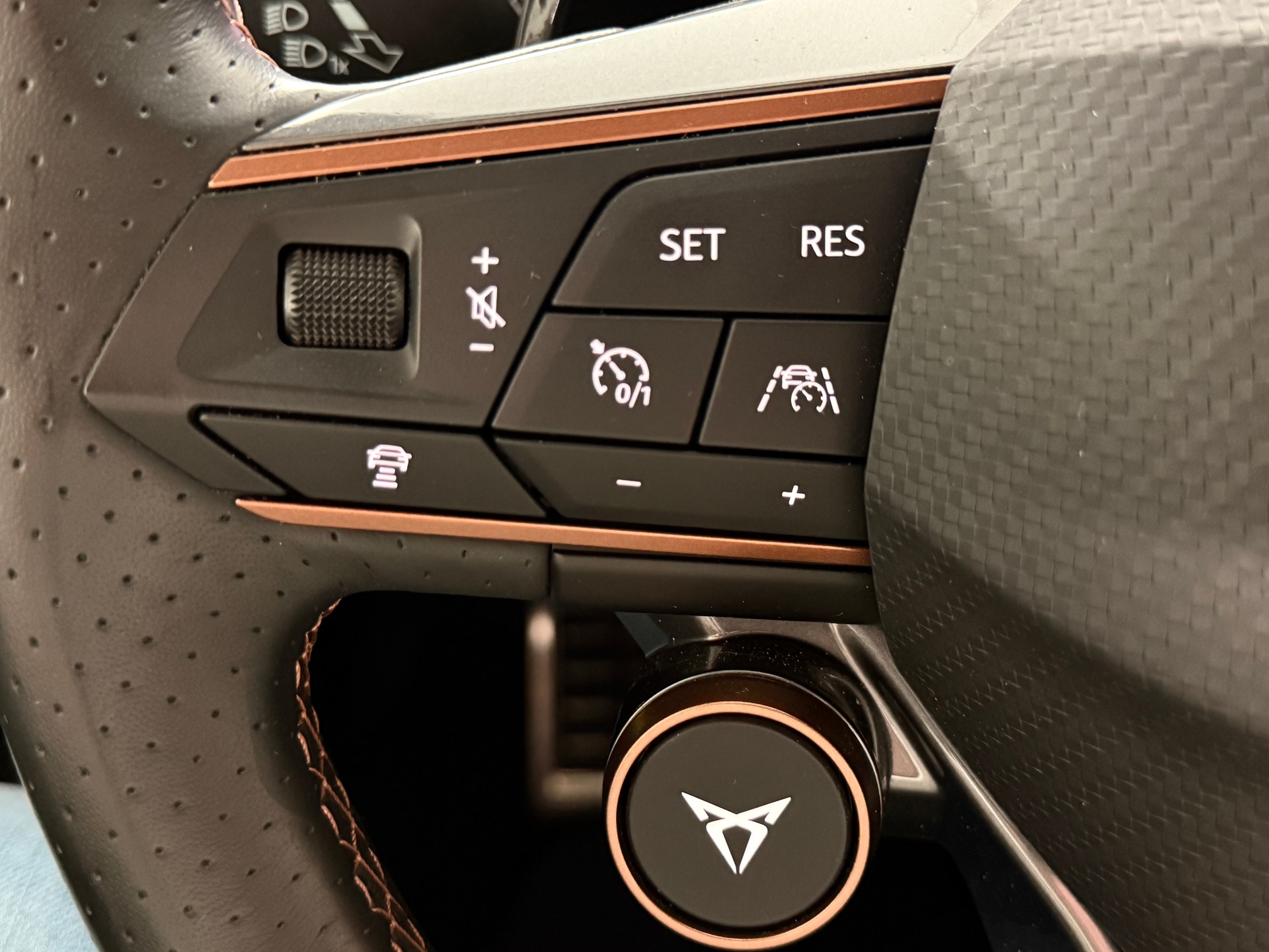 CUPRA Formentor 2.5TSI VZ5 4Drive DSG / 5-Zylinder / CH-Fahrzeug / Matt-Lackierung / Schalensitze / H&R-Federn / 20Zoll JP-Racing-image-12