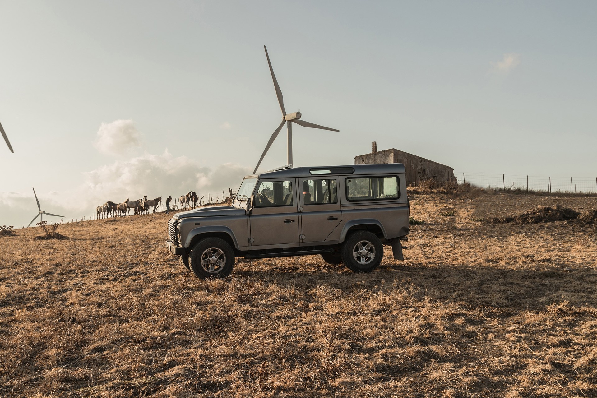 LAND ROVER Defender 110 2.2 TD4 Station Wagon-image-3