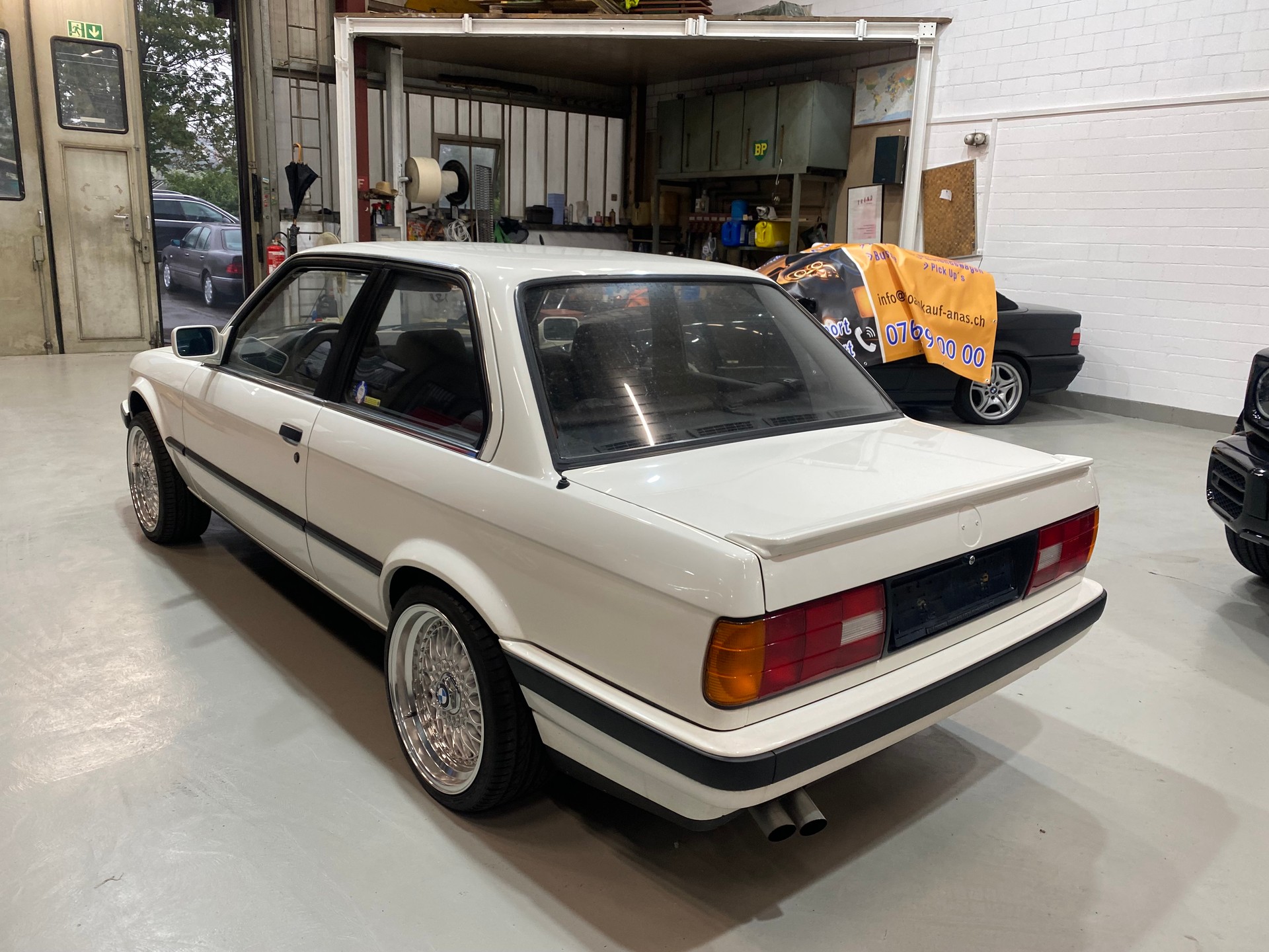 BMW 325i-image-4