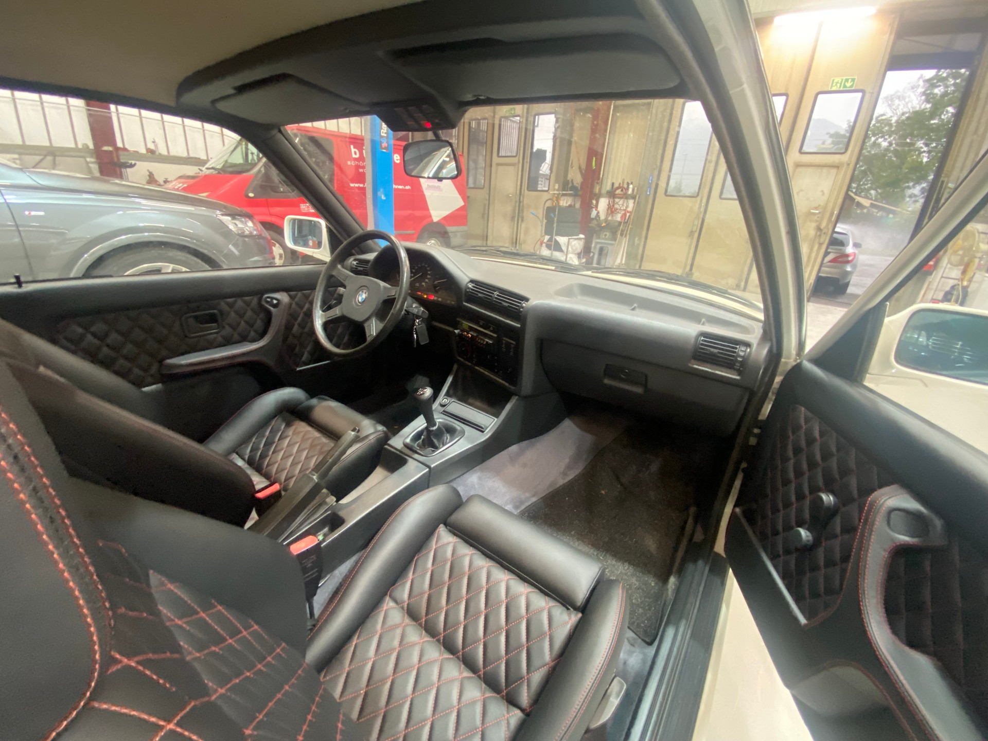 BMW 325i-image-9