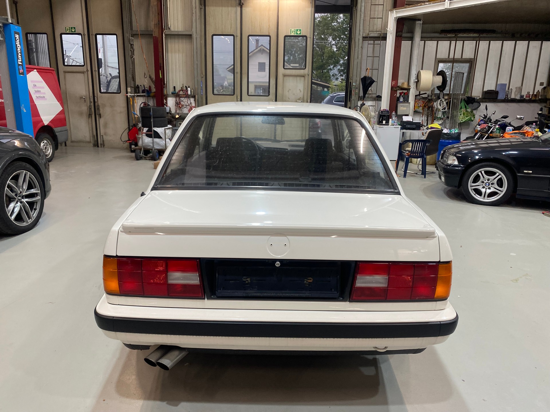BMW 325i-image-5