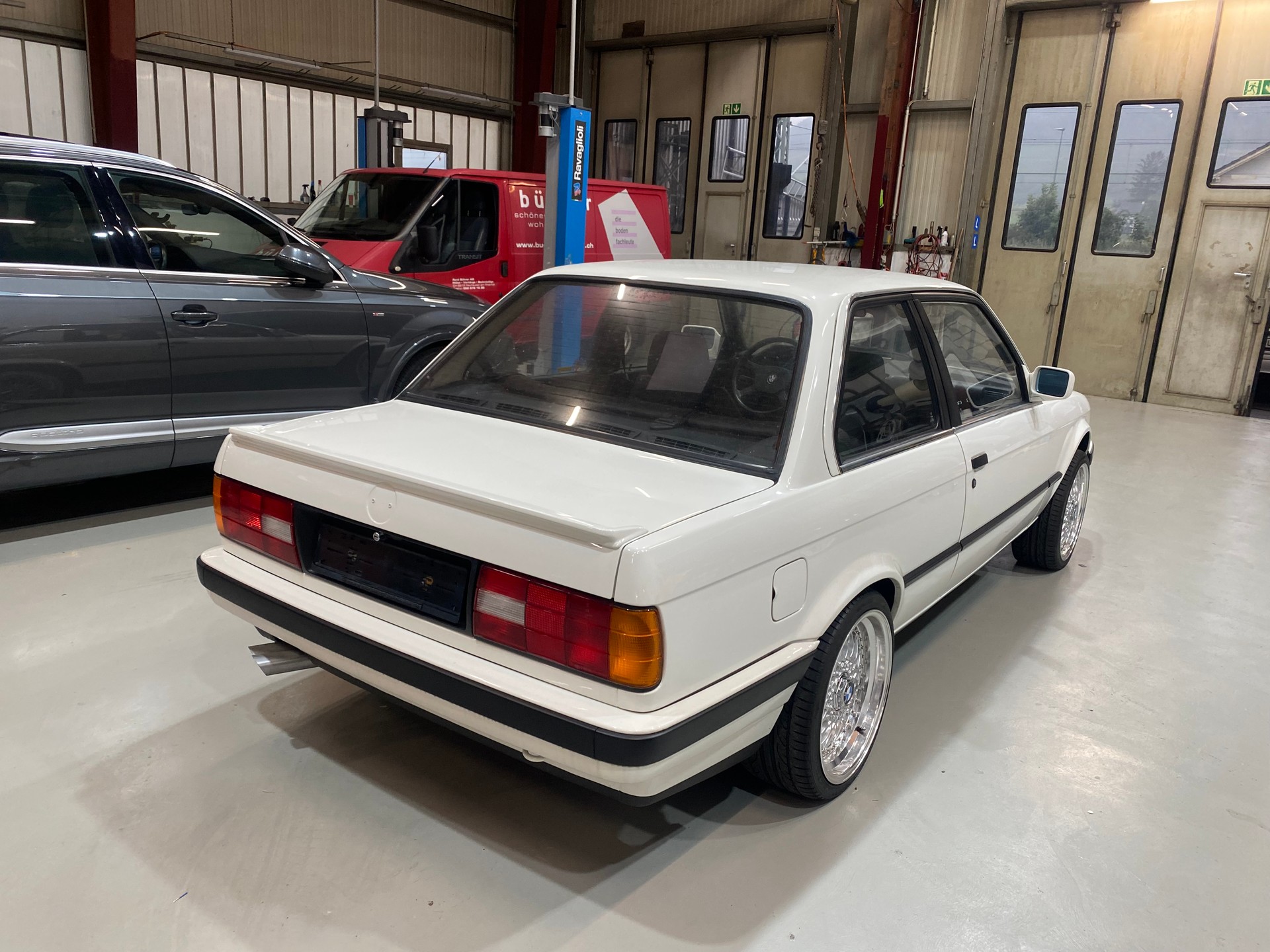 BMW 325i-image-6